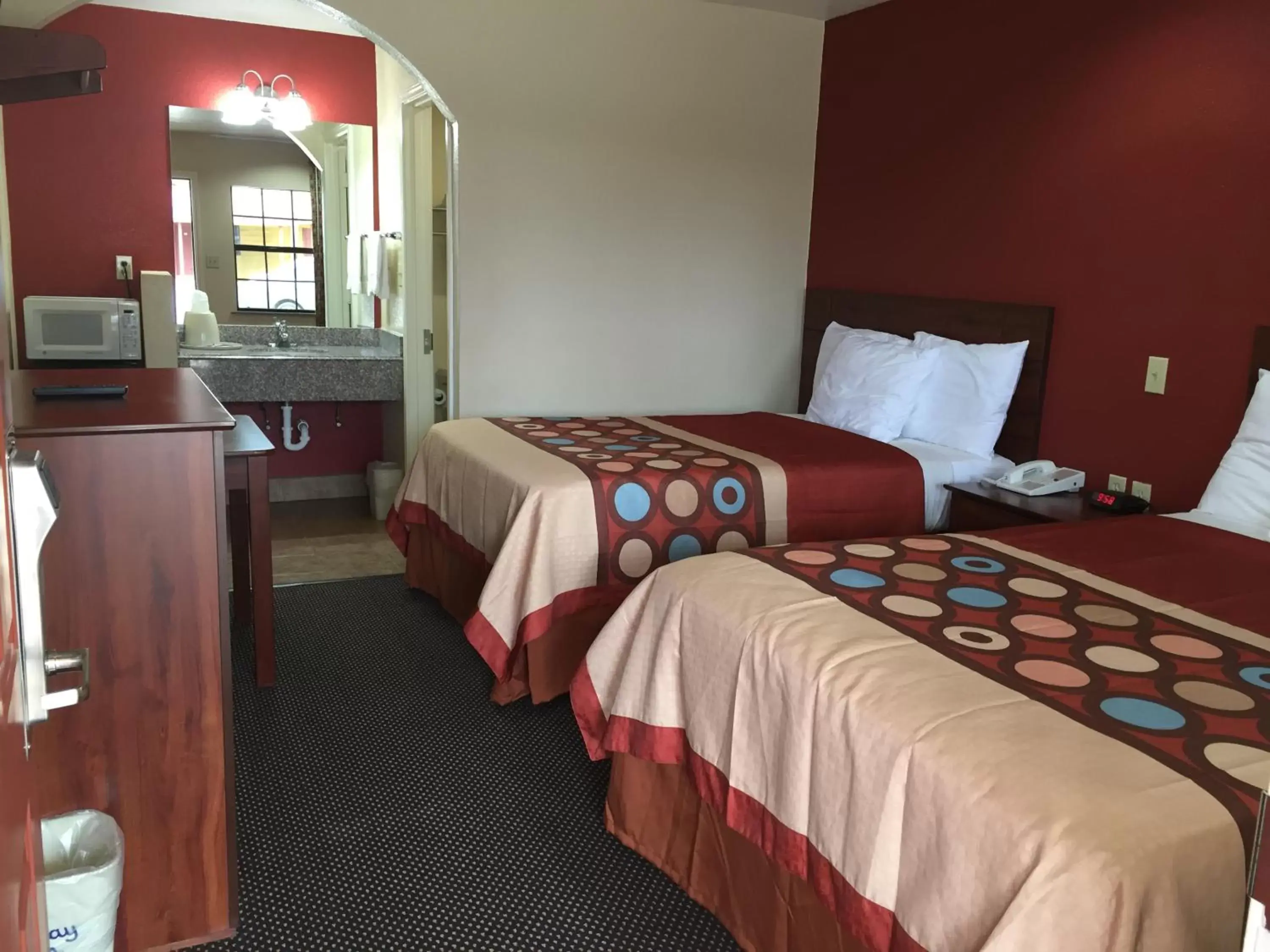 Photo of the whole room, Bed in Budget Inn Buffalo