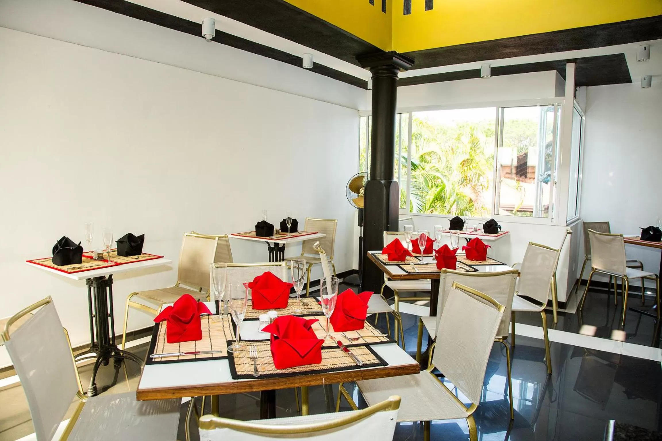 Restaurant/places to eat in Suriya Arana