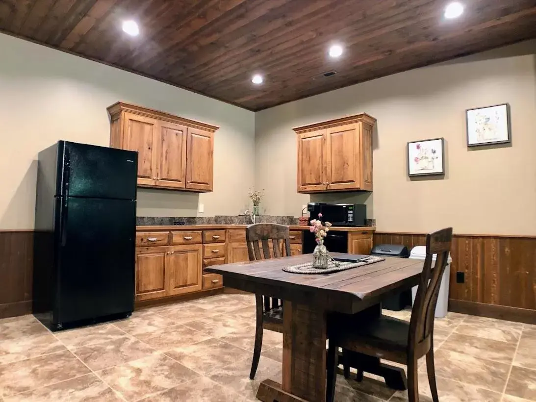 Dining Area in Sojourner's Lodge & Log Cabin Suites