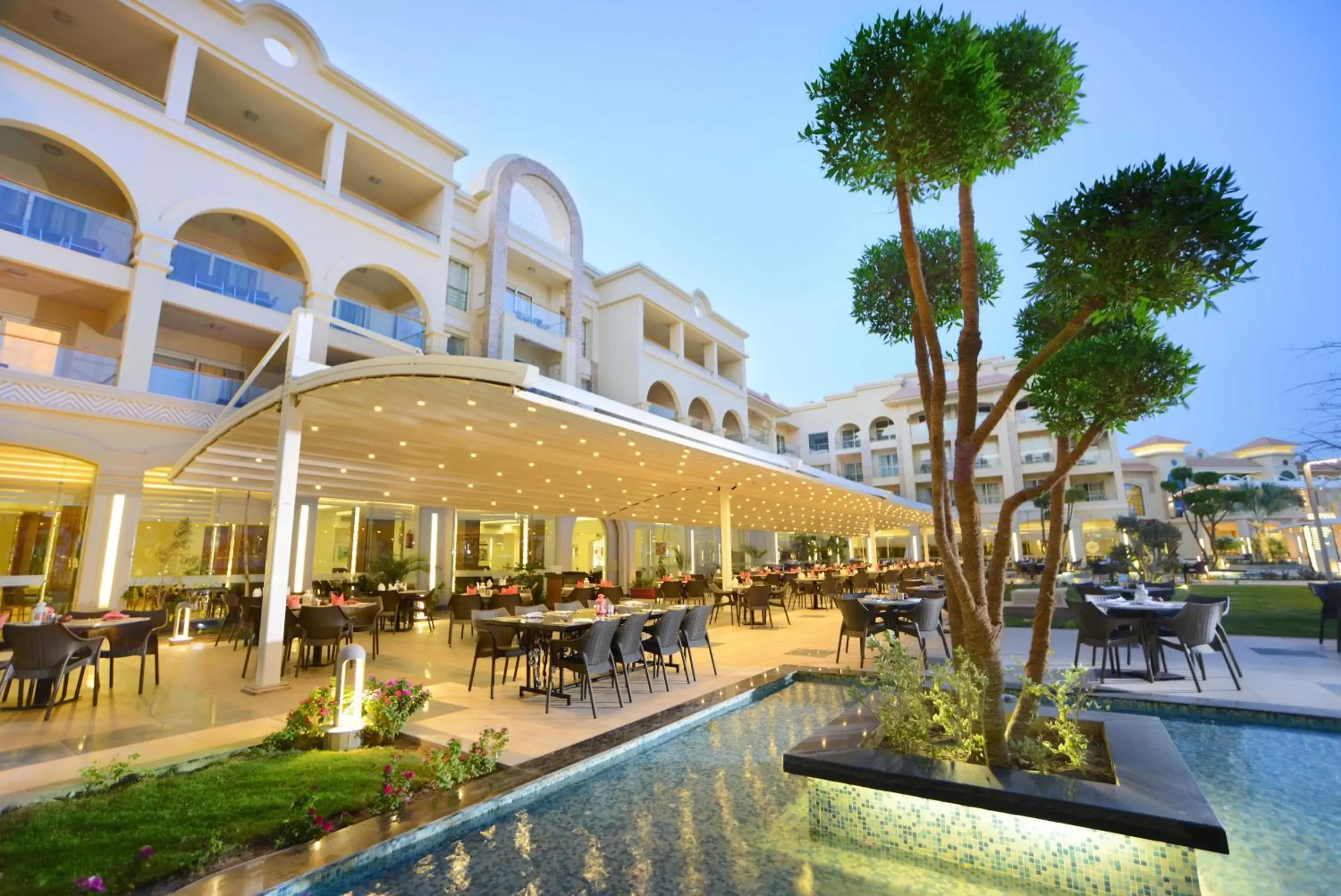 Restaurant/places to eat, Swimming Pool in Pickalbatros White Beach Resort - Hurghada