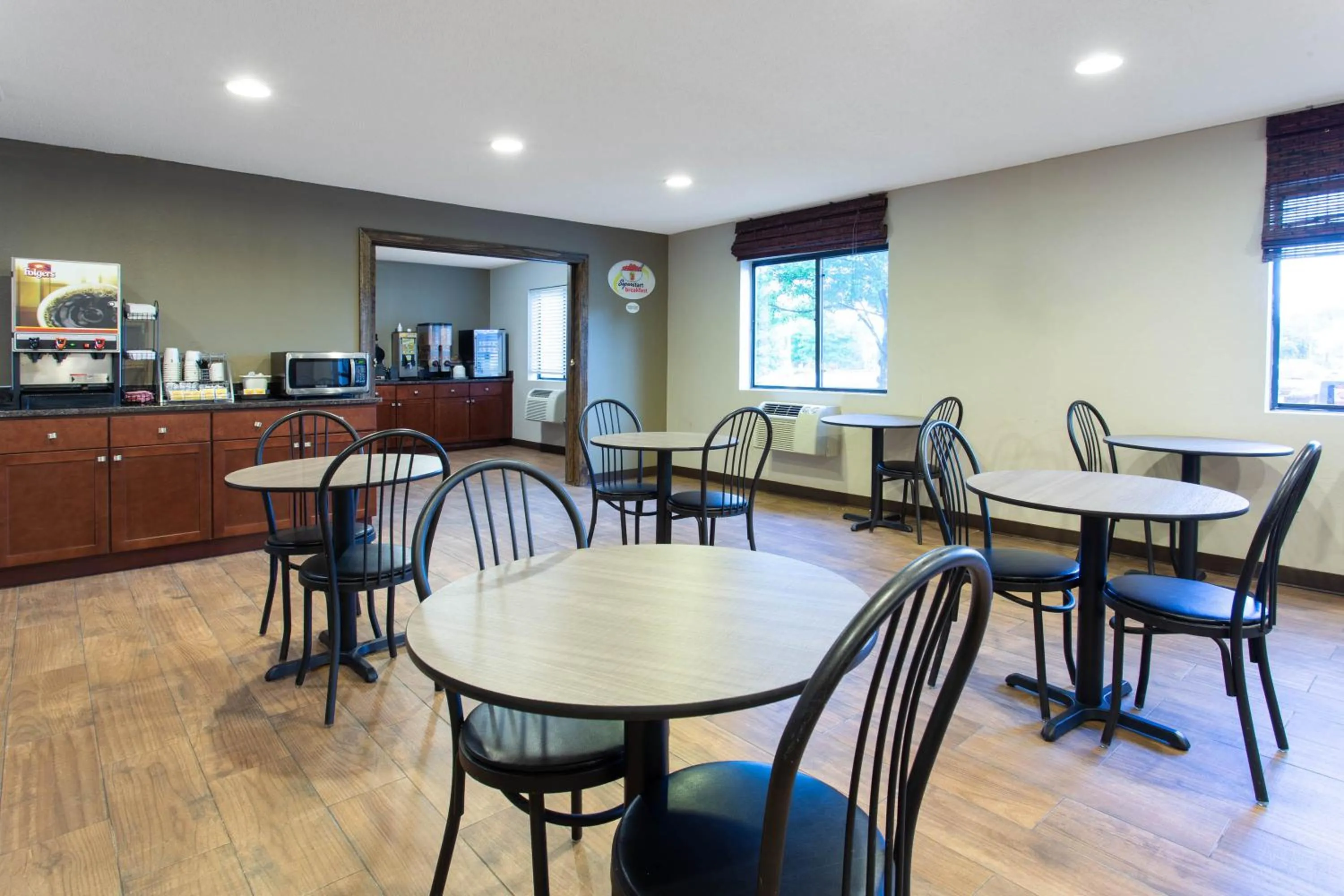 Restaurant/places to eat in Super 8 by Wyndham Cromwell/Middletown