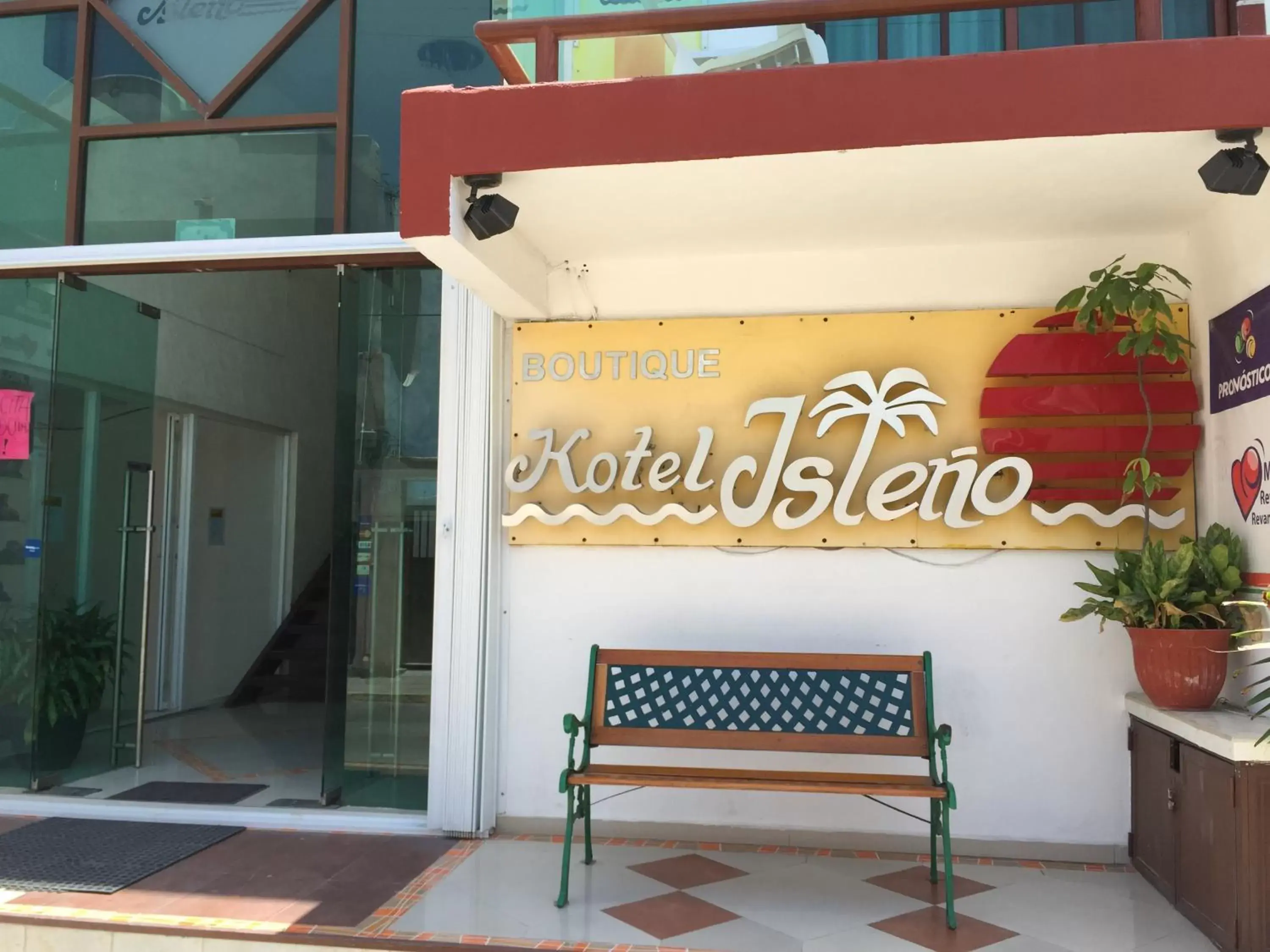 Facade/entrance in Hotel Isleño