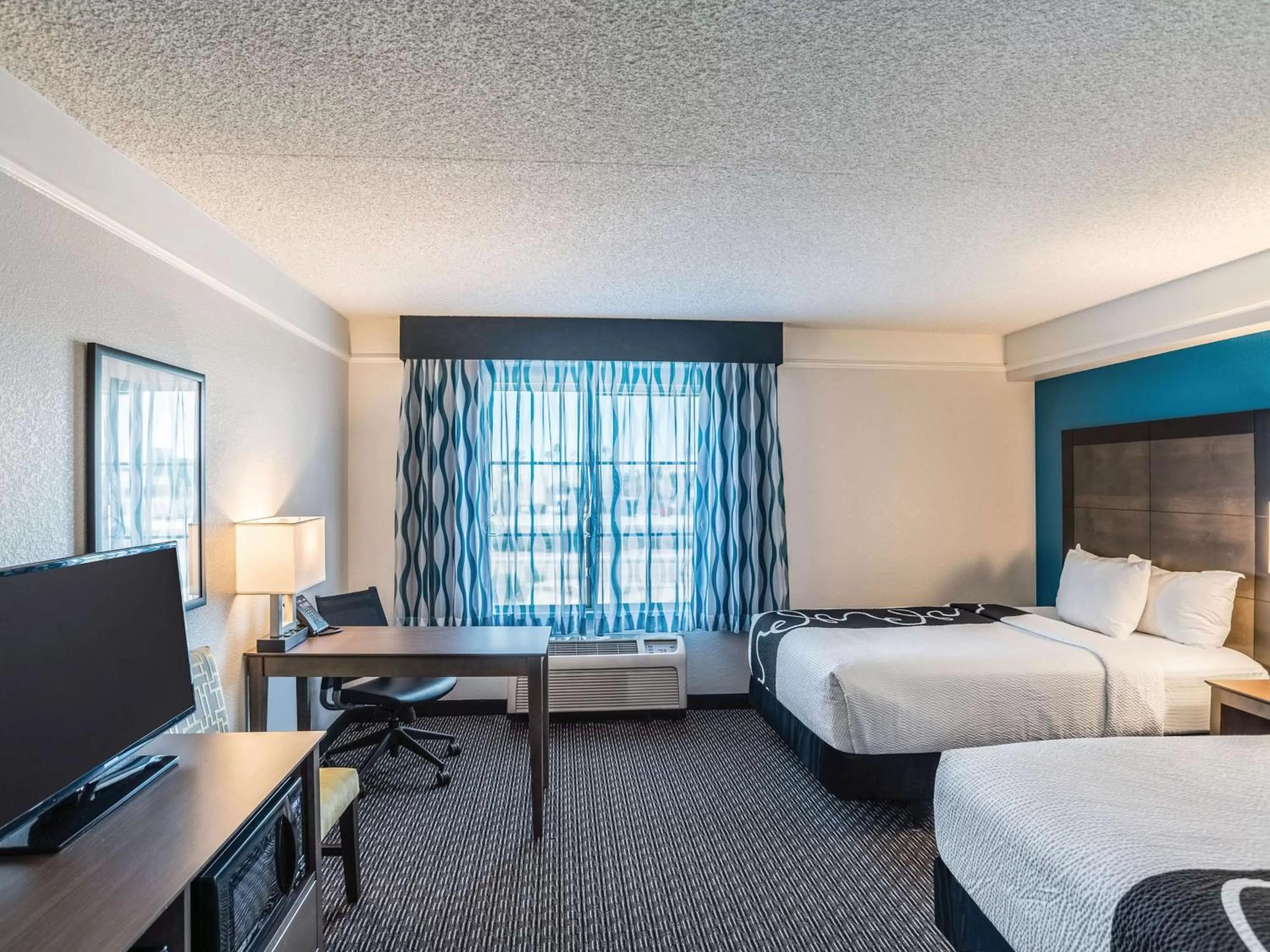 Photo of the whole room, Bed in La Quinta by Wyndham Phoenix Chandler