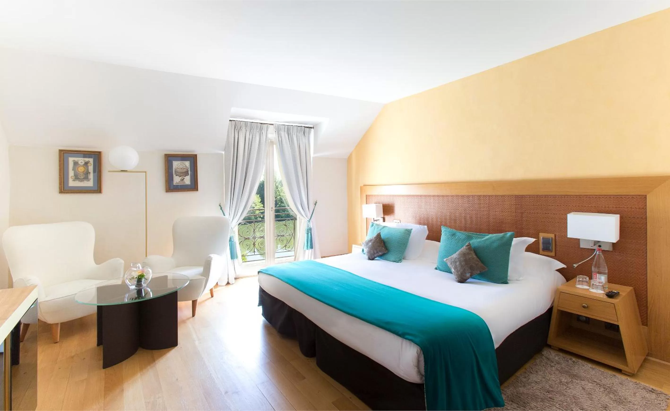 Photo of the whole room, Bed in La Côte Saint Jacques