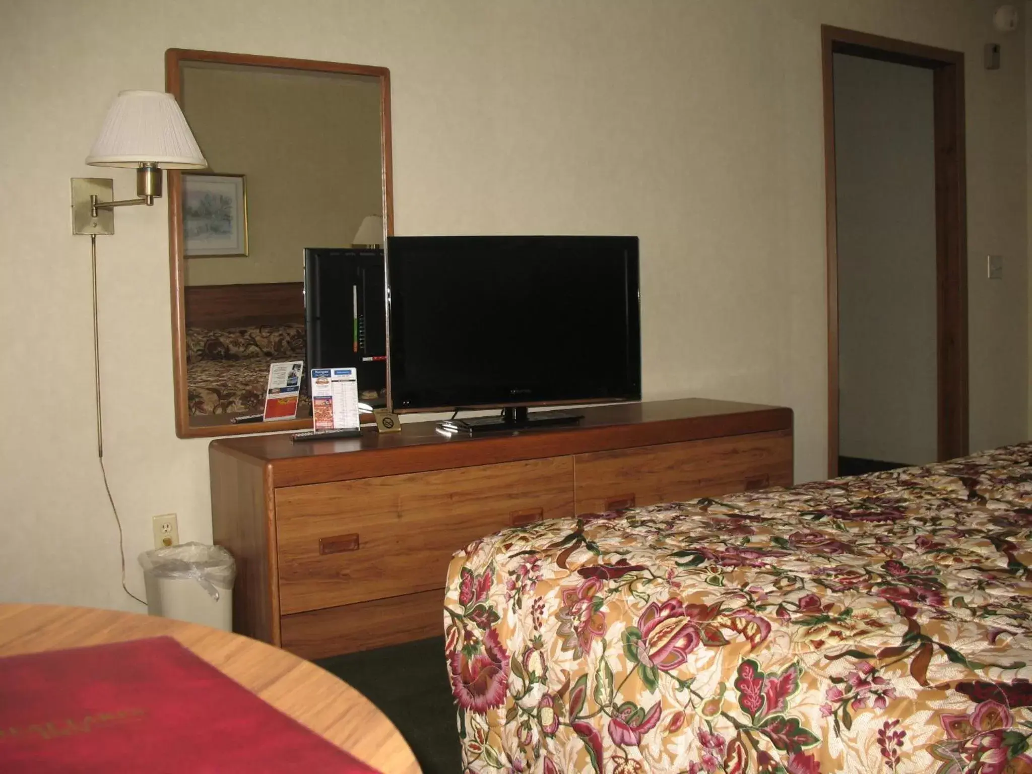 Bedroom, TV/Entertainment Center in Great Lakes Inn Mackinaw City