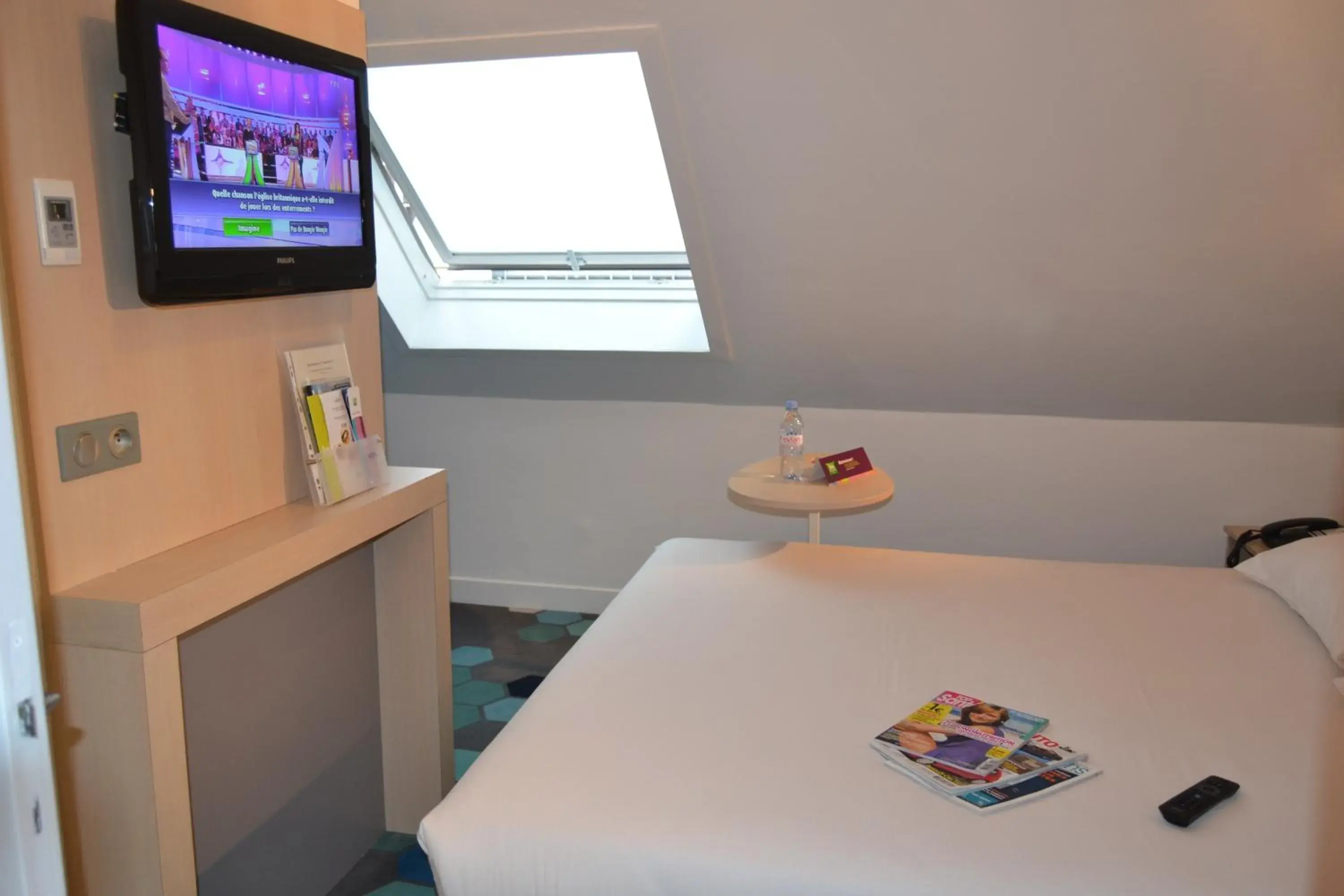 Photo of the whole room, TV/Entertainment Center in ibis Styles Paris Cadet Lafayette