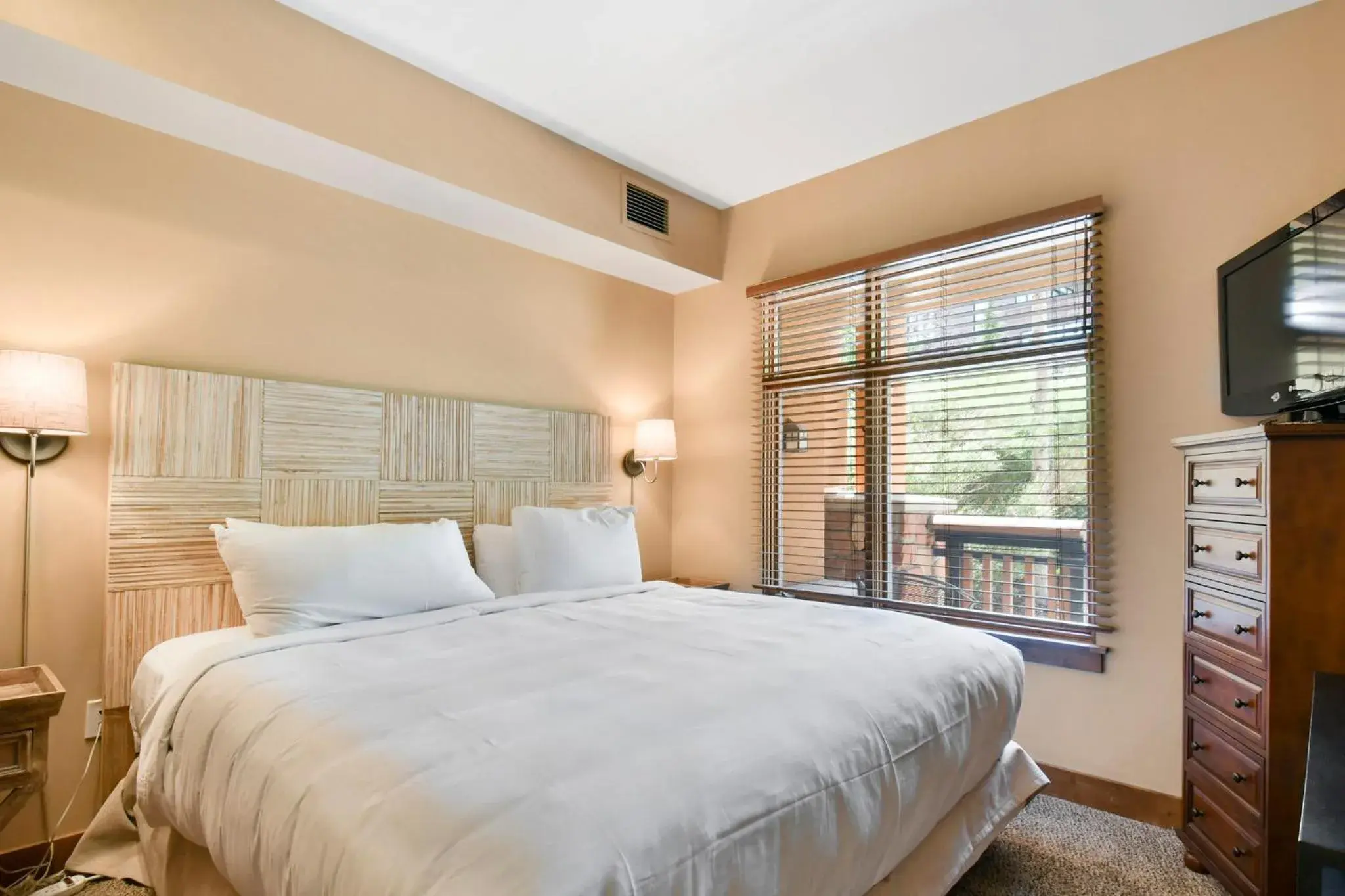 Photo of the whole room, Bed in Sundial Lodge Park City - Canyons Village