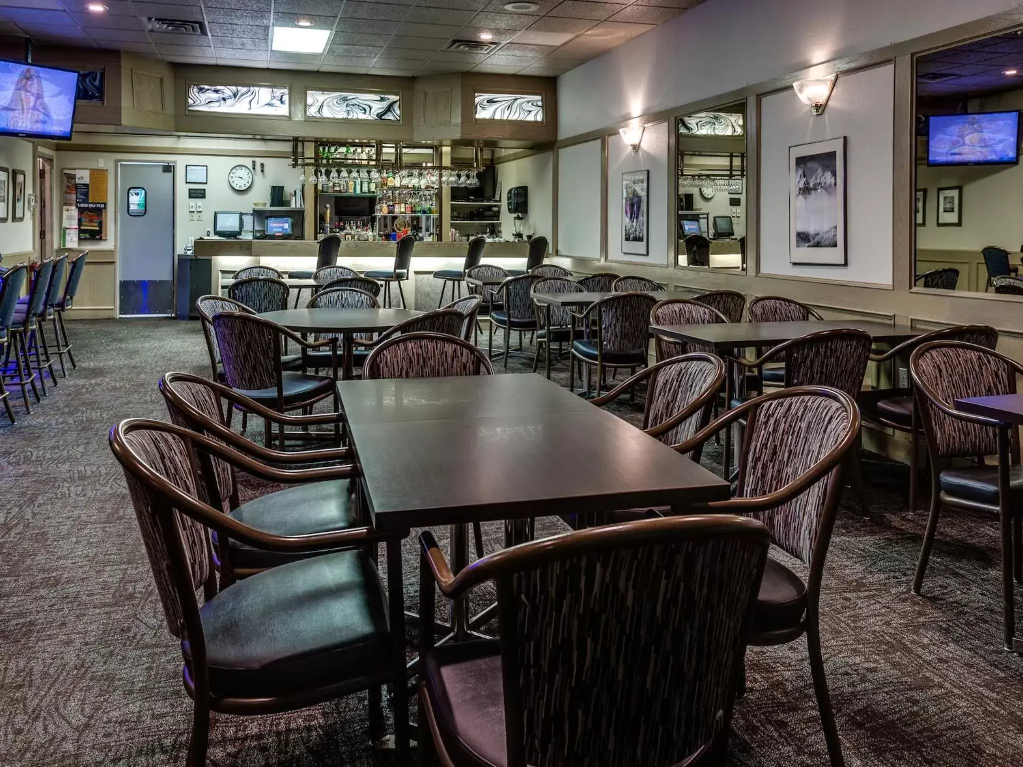 Lounge or bar, Restaurant/Places to Eat in Heritage Inn Hotel & Convention Centre - Pincher Creek