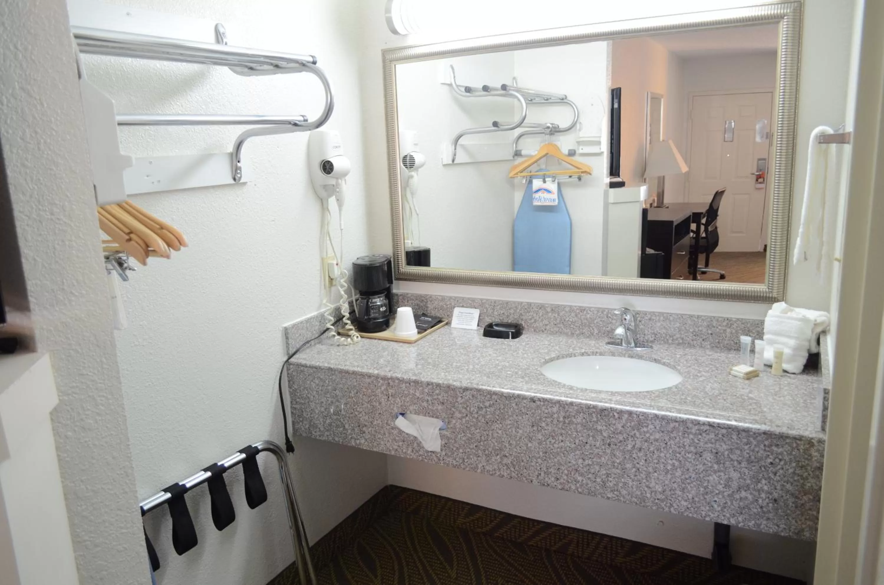 Double Room with Two Double Beds - Smoking in Howard Johnson by Wyndham Houston Heights Downtown