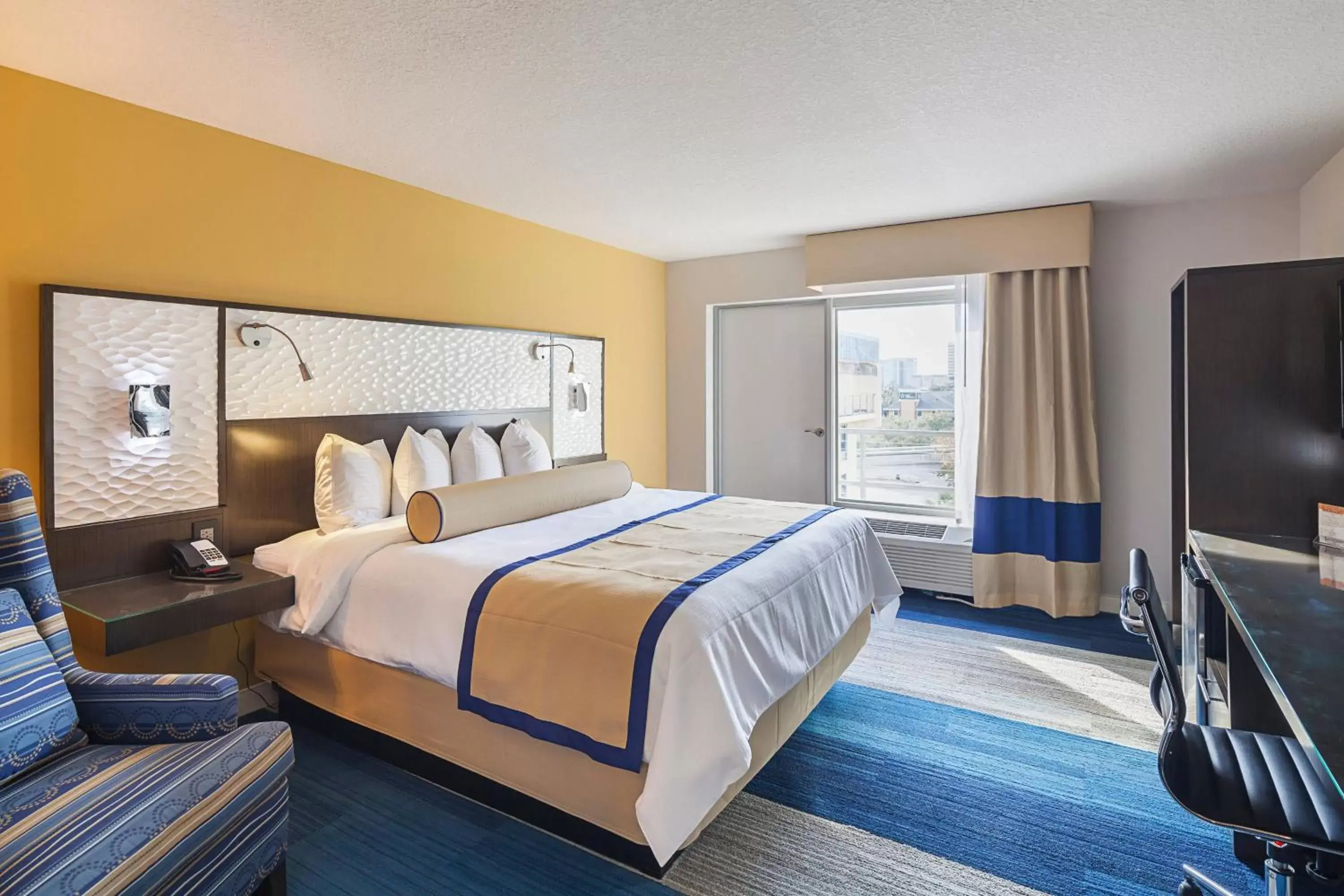 Photo of the whole room, Bed in Southbank Hotel by Marriott Jacksonville Riverwalk