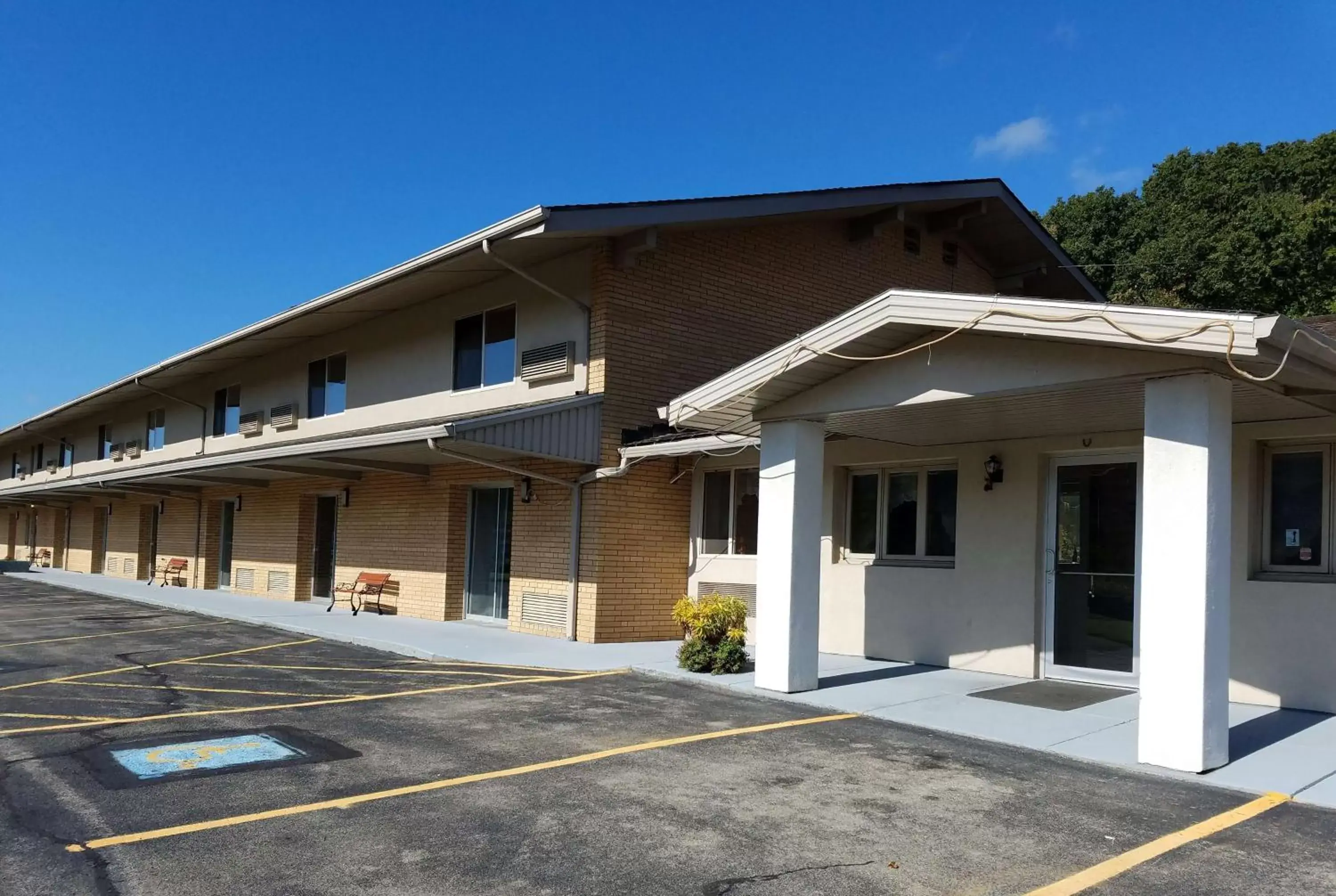 Property Building in Knights Inn Franklin