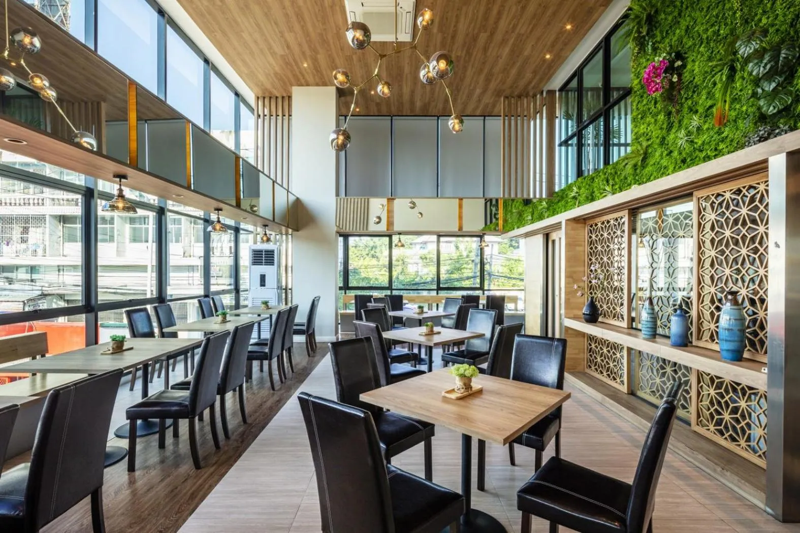 Restaurant/places to eat in Narra Hotel