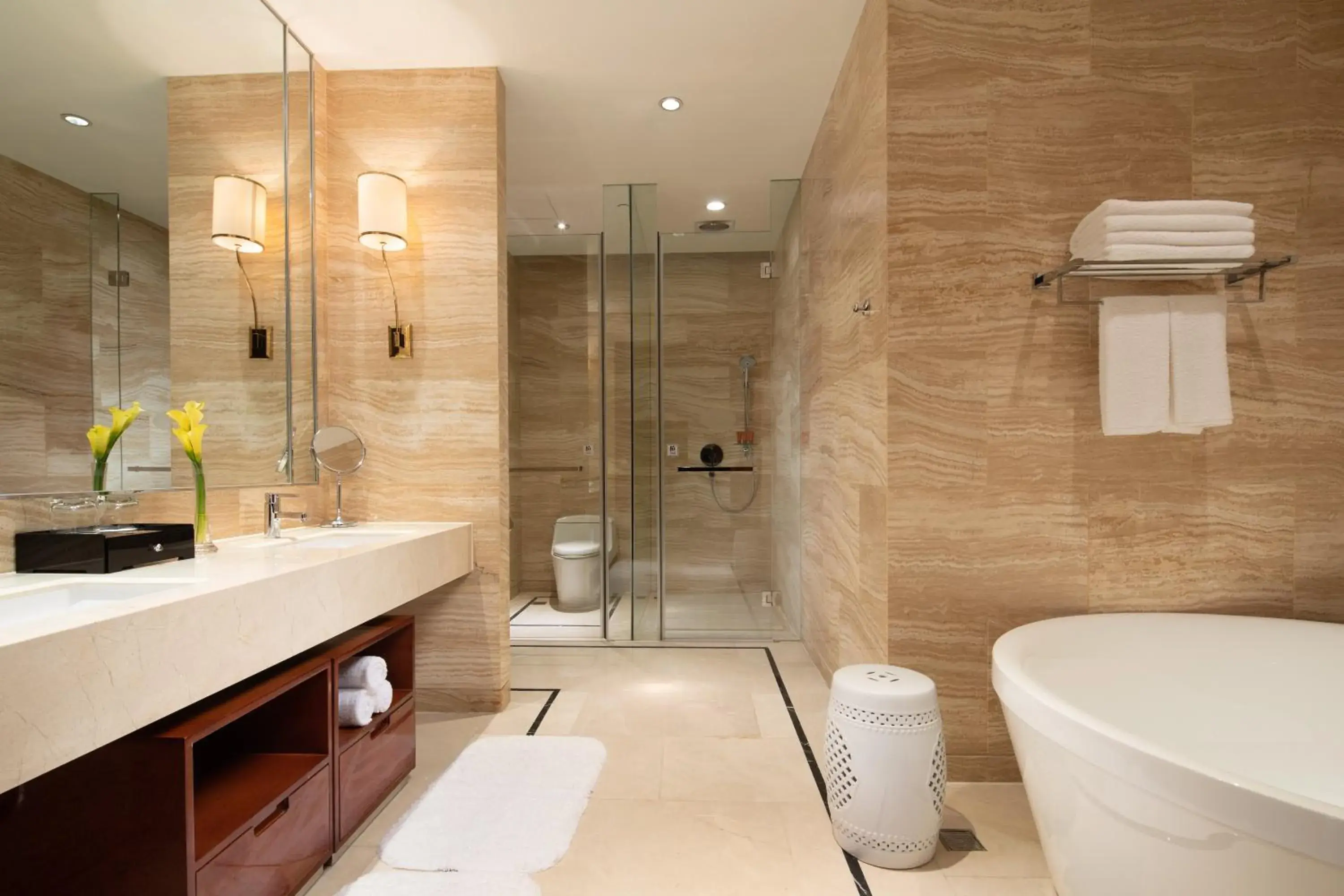 Photo of the whole room, Bathroom in Crowne Plaza Taizhou, an IHG Hotel