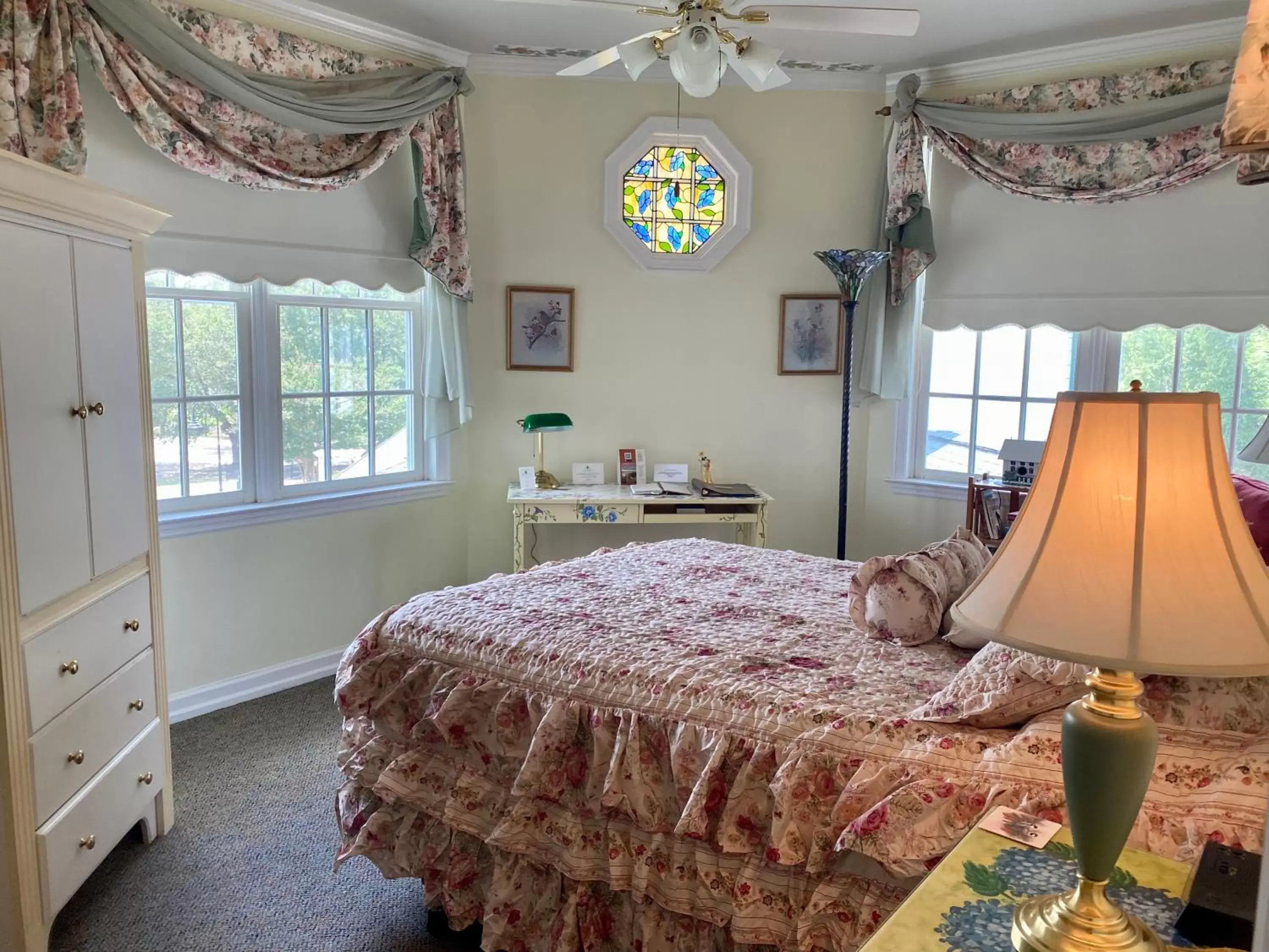 Photo of the whole room, Bed in The Cypress Inn