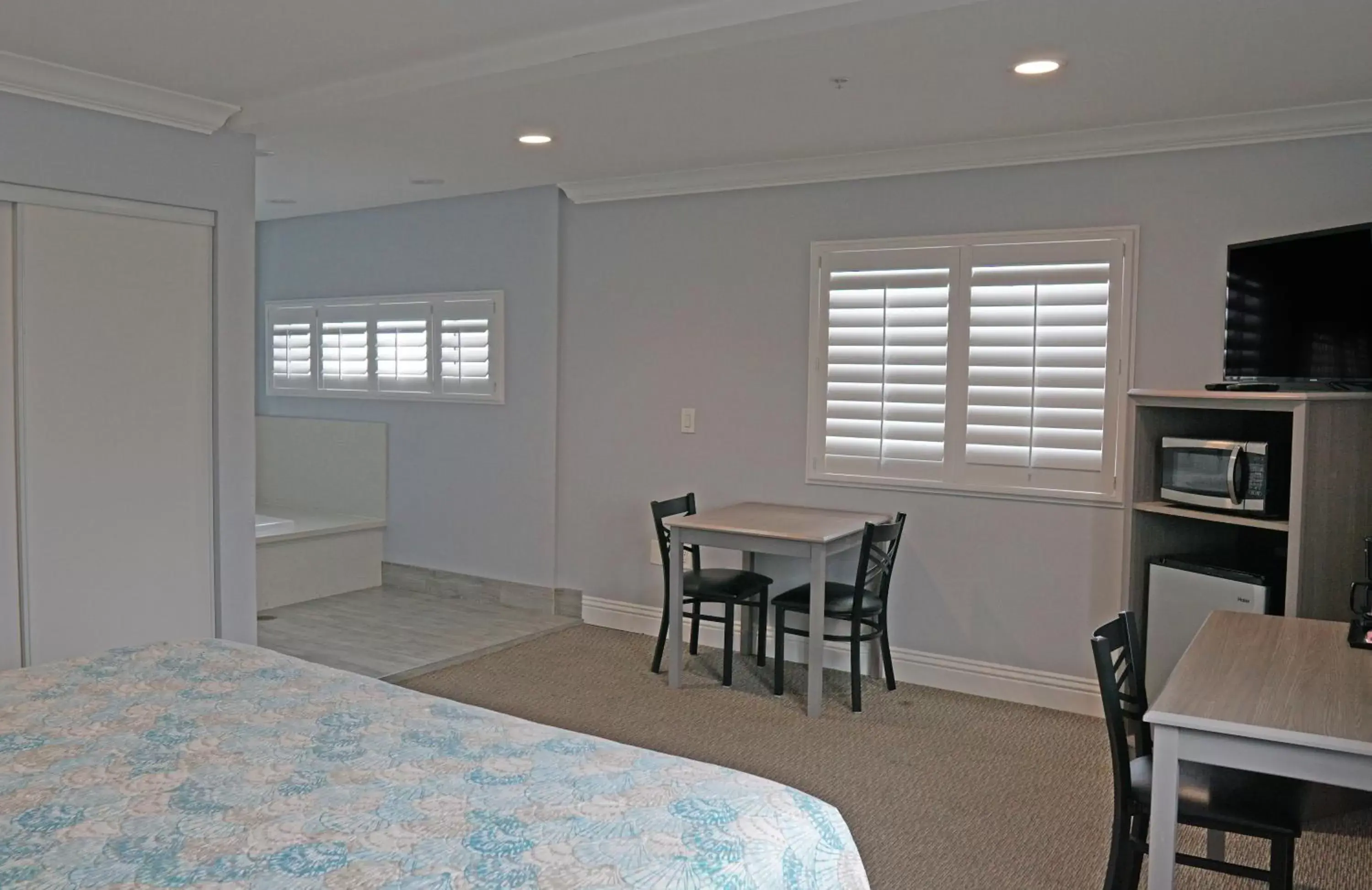 Bed in Surf City Inn Bed in Surf City Inn