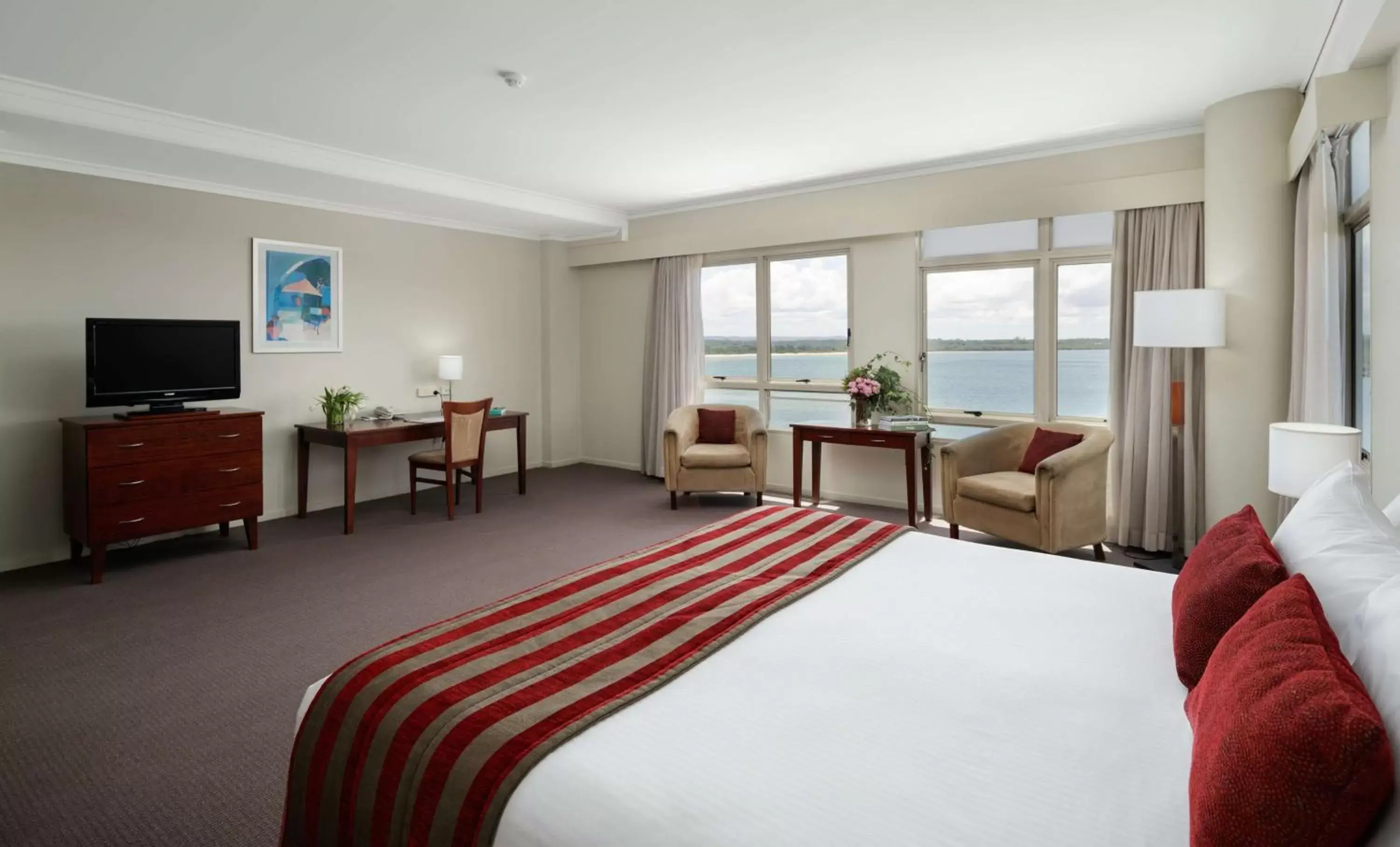 Bedroom, TV/Entertainment Center in Rydges Hotel Port Macquarie