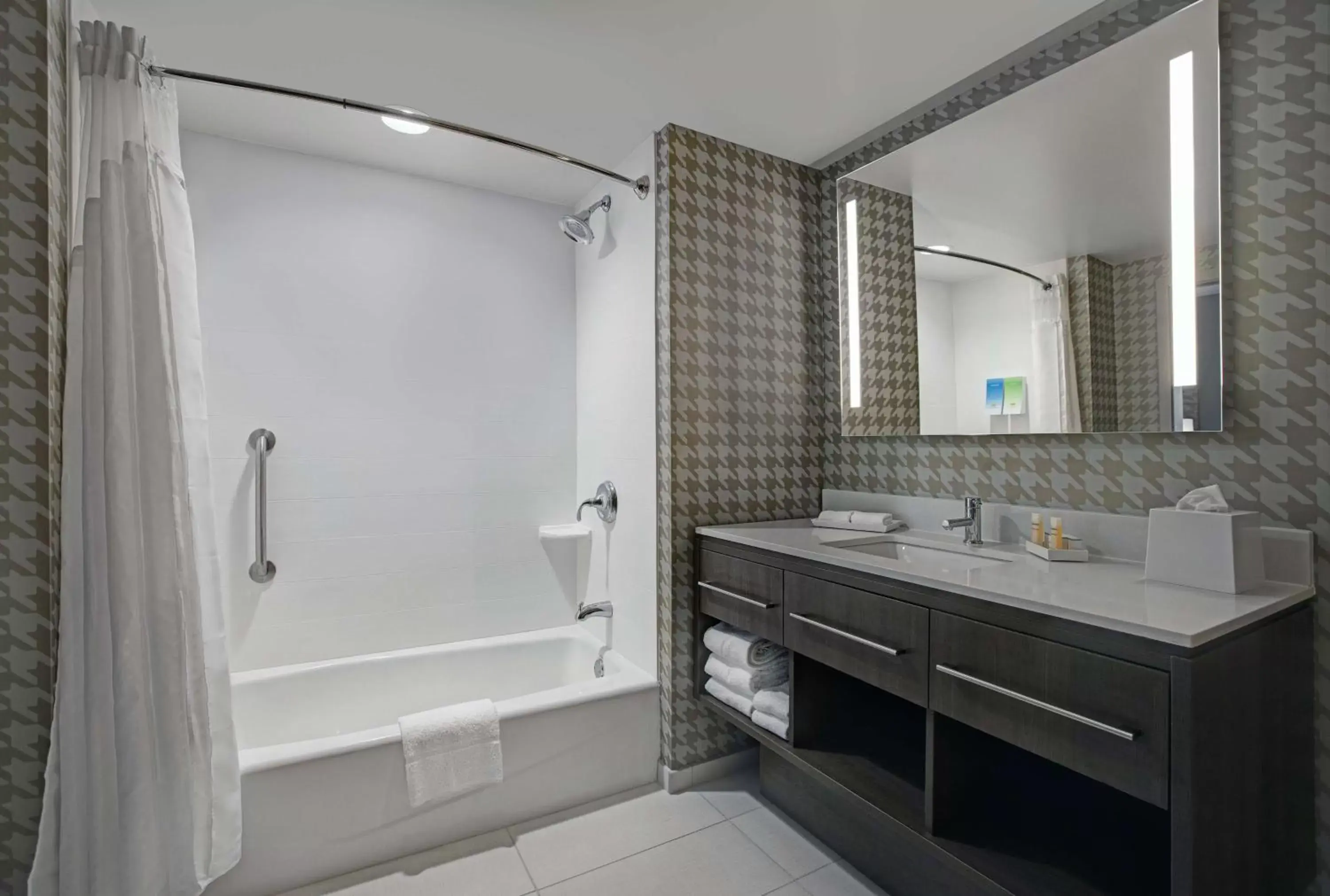 One-Bedroom Queen Suite - Non-Smoking in Home2 Suites By Hilton Milwaukee Downtown One-Bedroom Queen Suite - Non-Smoking in Home2 Suites By Hilton Milwaukee Downtown