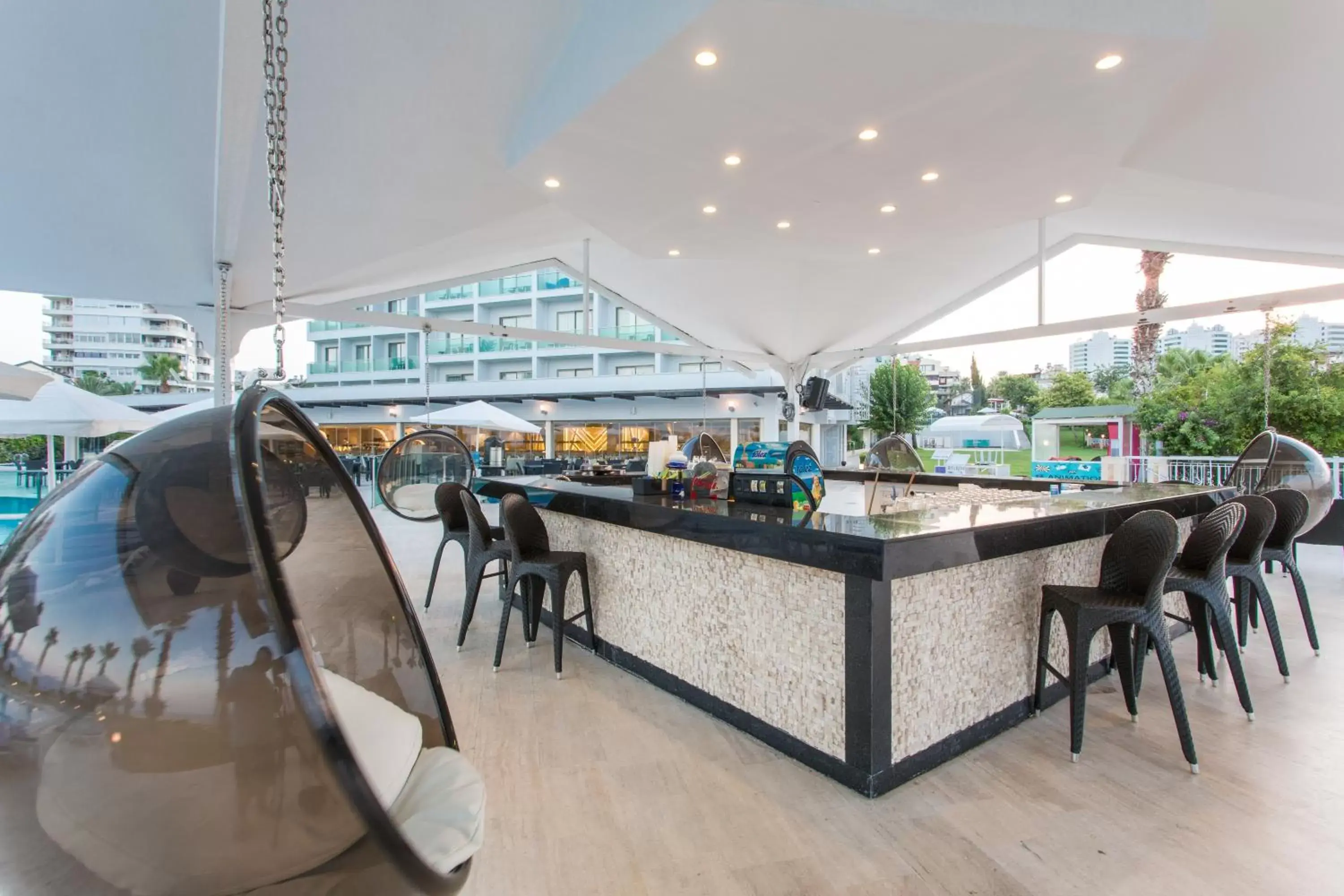 Lounge or bar, Restaurant/Places to Eat in Falcon Hotel