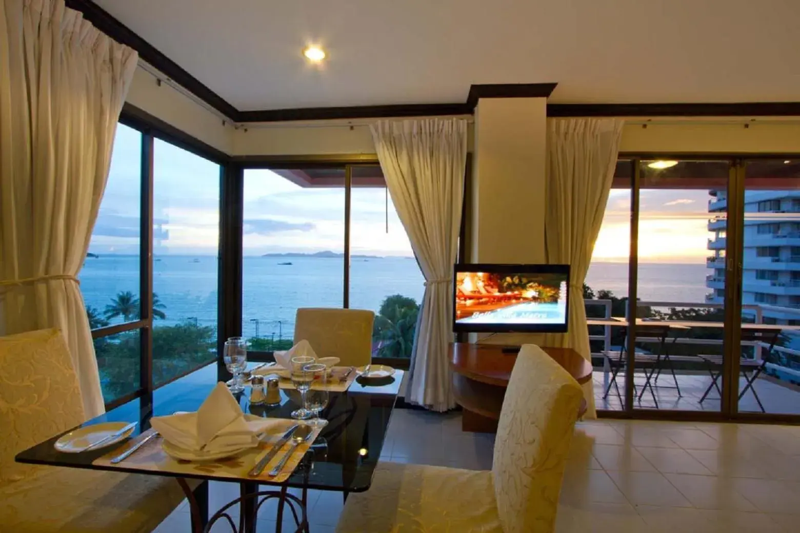 Dining area in Bella Villa Metro