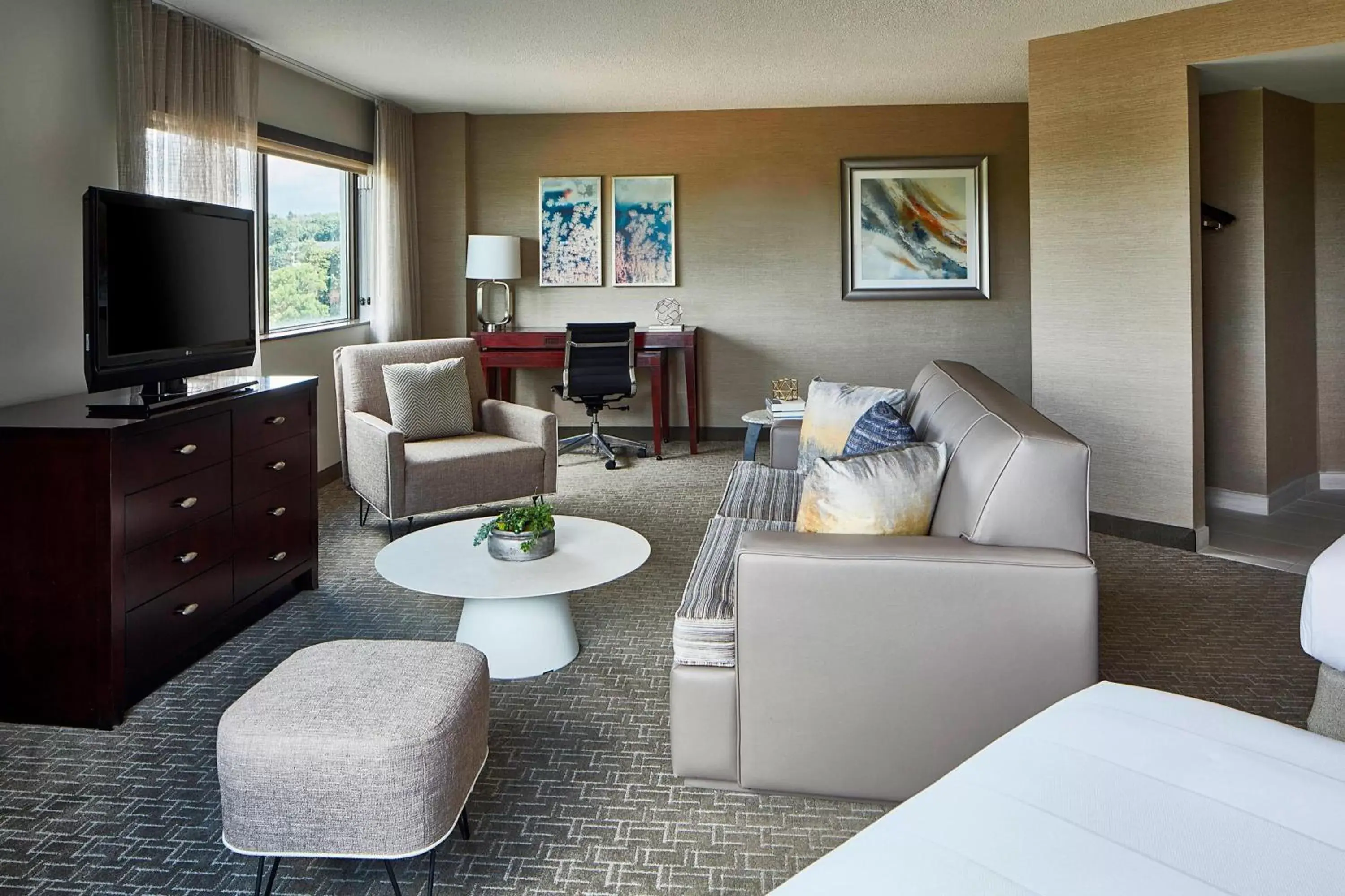 Photo of the whole room, Seating Area in Minneapolis Marriott West