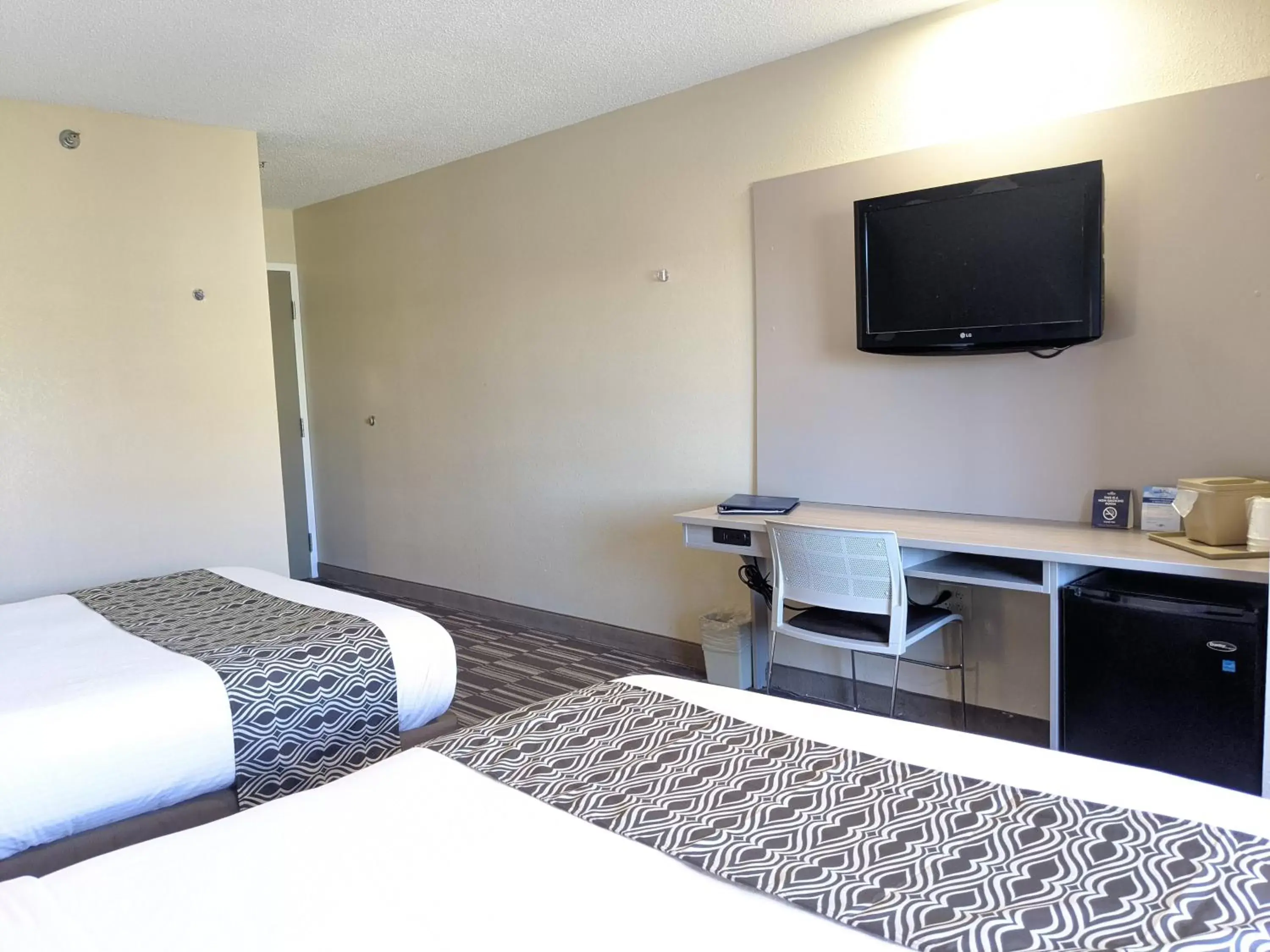 Bed, TV/Entertainment Center in Microtel Inn Georgetown - Lexington North