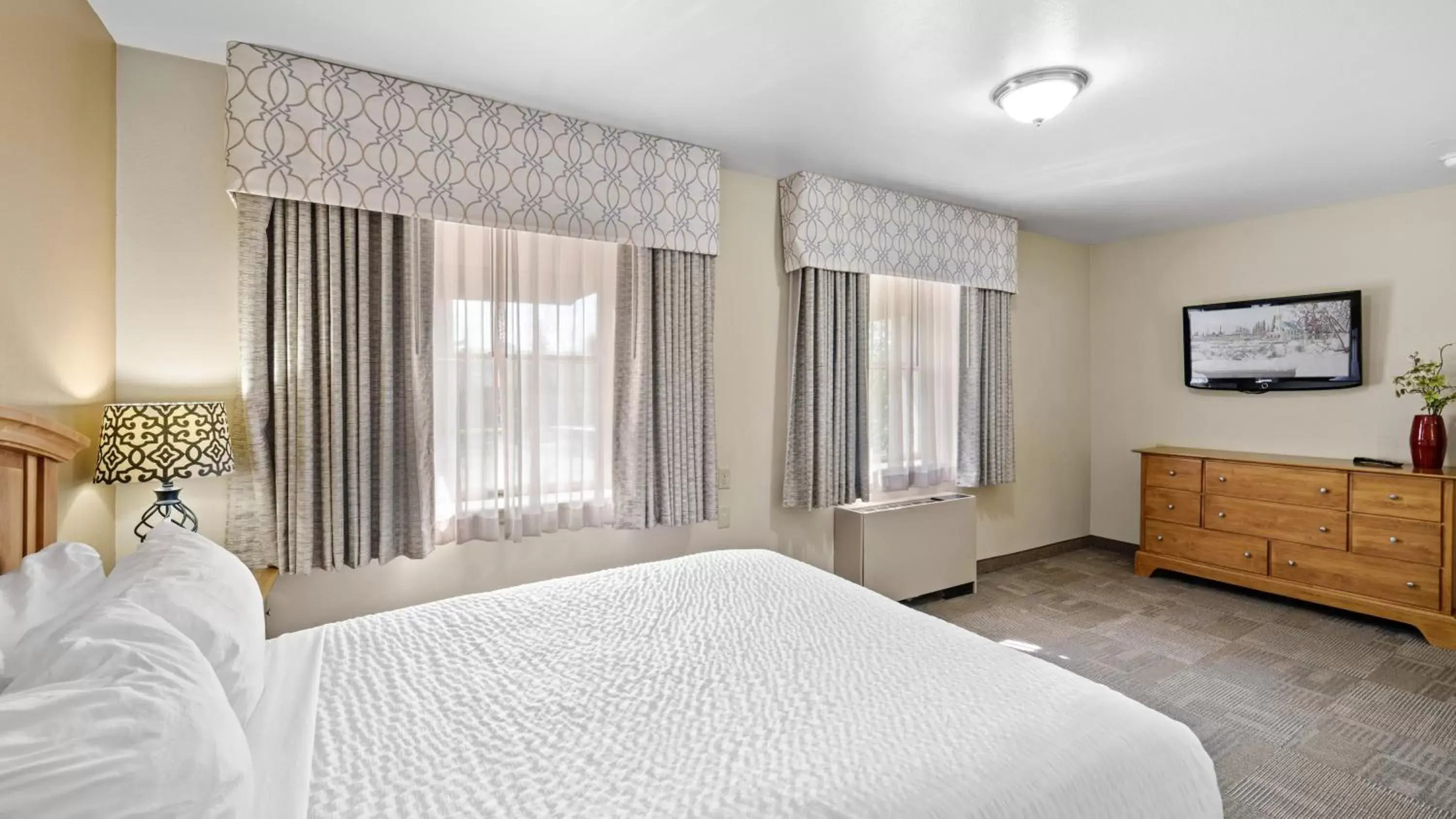 VIP, Bed in Clarion Hotel & Suites Fairbanks near Ft. Wainwright