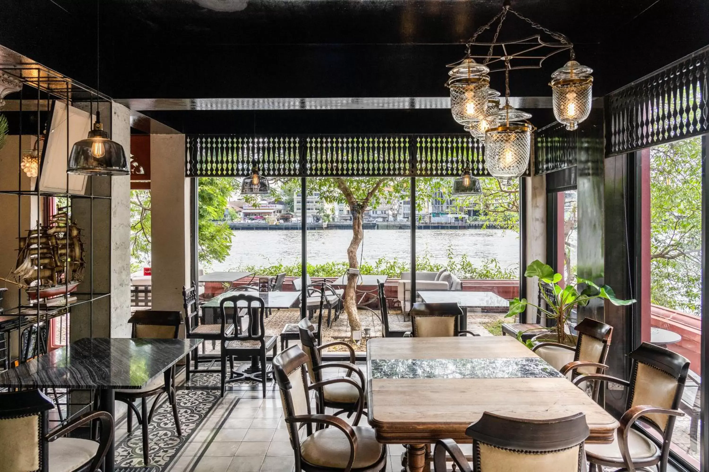 Restaurant/Places to Eat in Amdaeng Bangkok Riverside Hotel - SHA Plus Certified