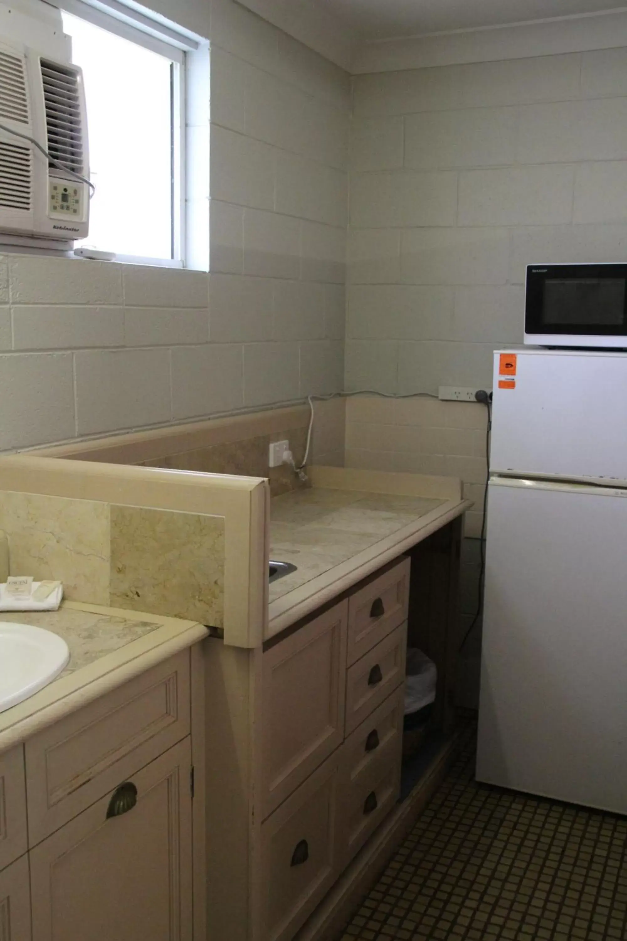 Kitchen or kitchenette, Kitchen/Kitchenette in Central Coast Motel