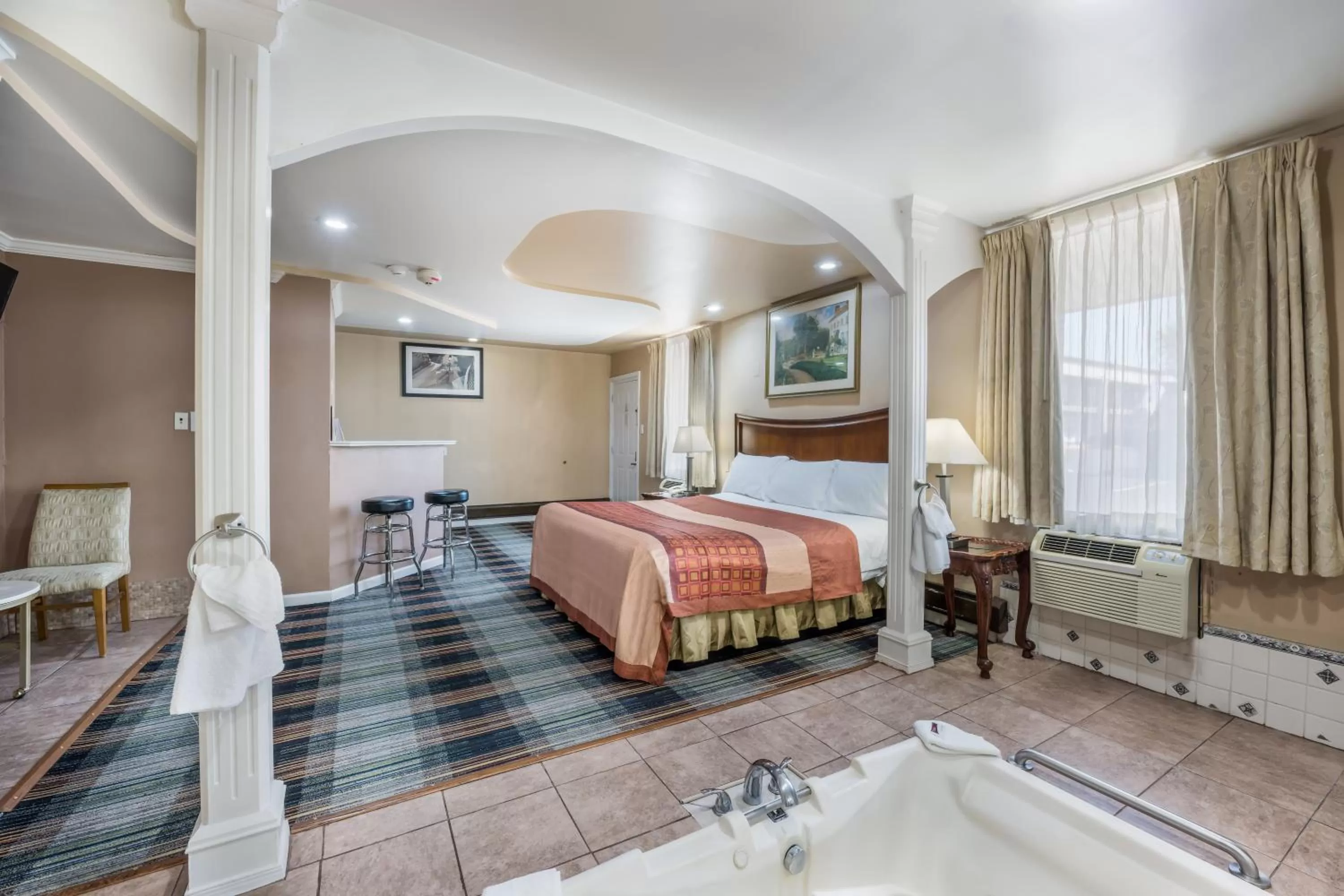 Photo of the whole room, Bed in Knights Inn Trevose