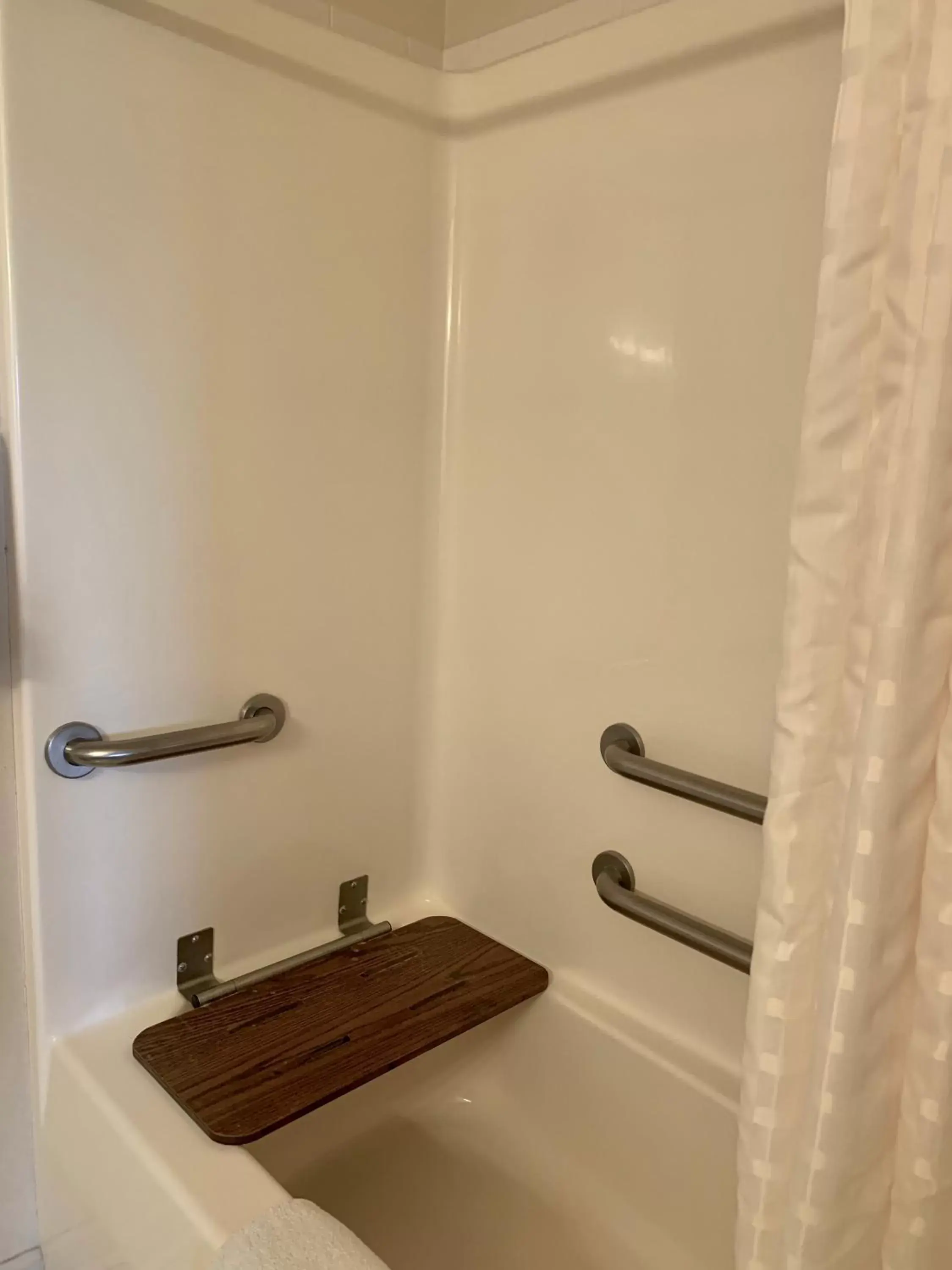 Facility for disabled guests, Bathroom in Mariners Suites - Kingsland