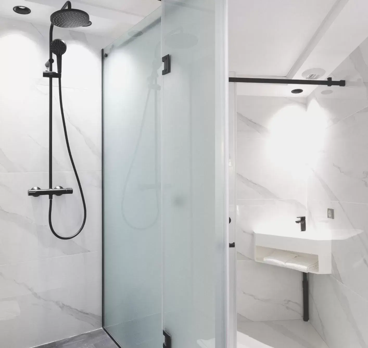 Shower, Bathroom in Star Champs-Elysées