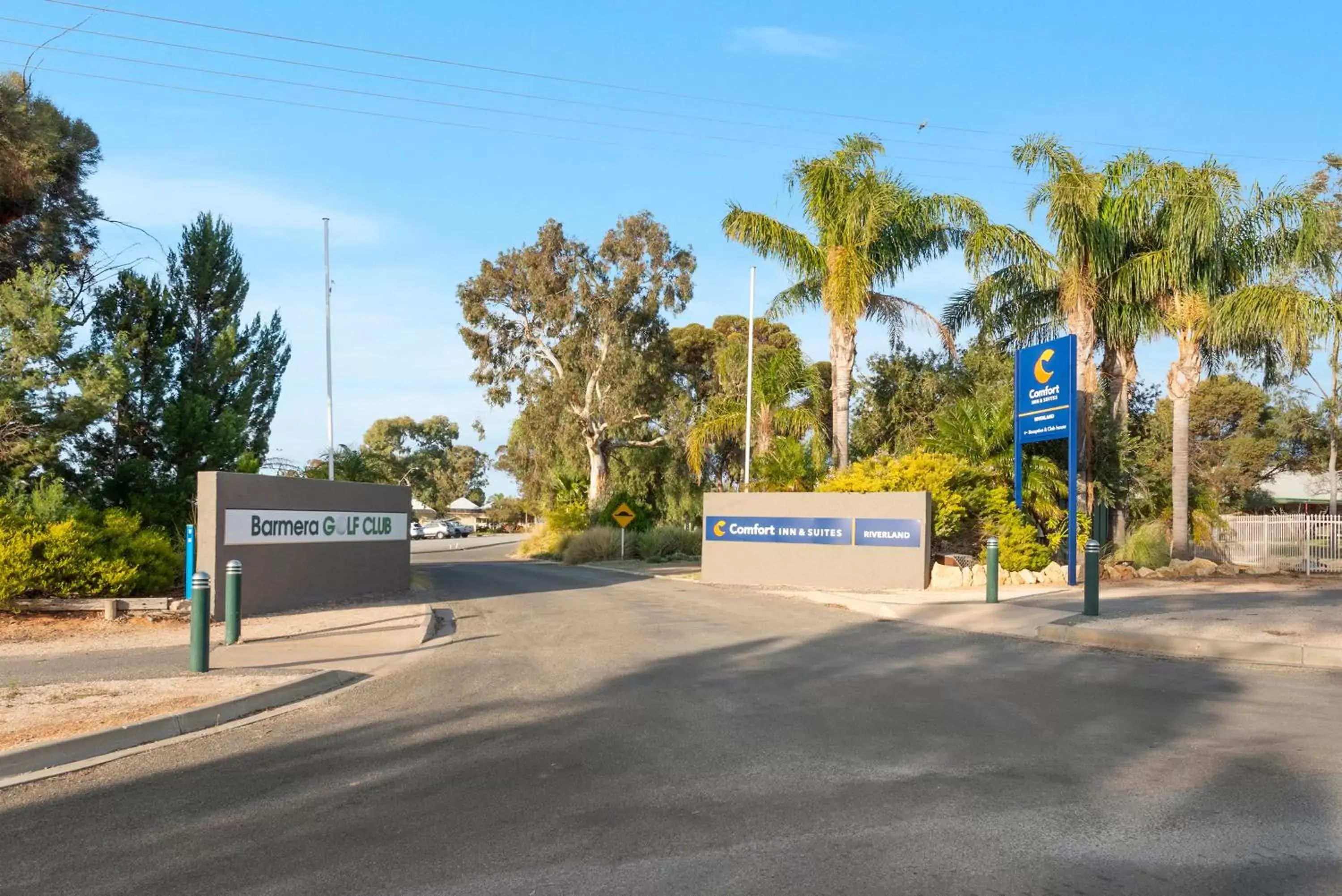 Property Logo/Sign in Comfort Inn & Suites Riverland