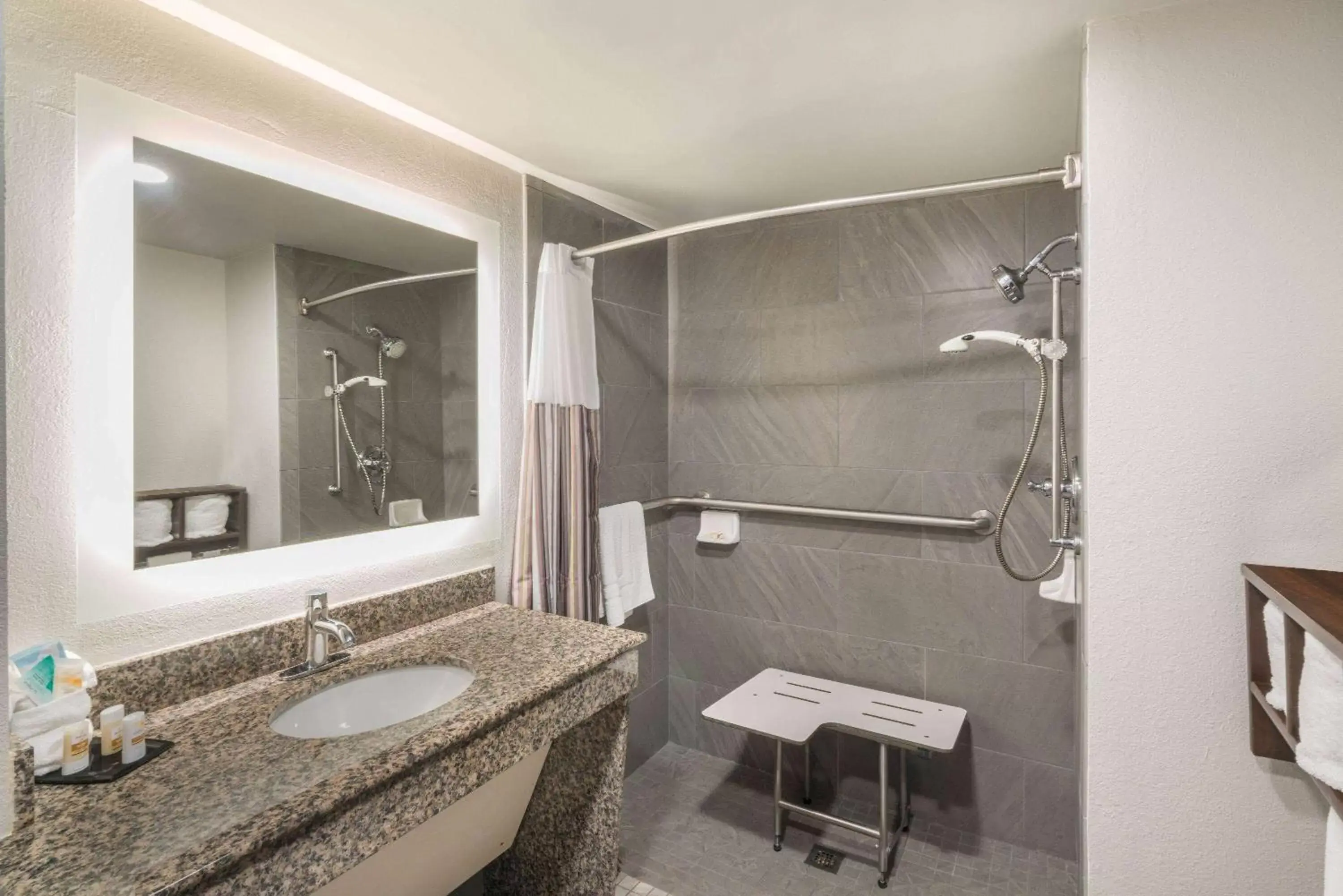 Shower, Bathroom in La Quinta by Wyndham Clarksville