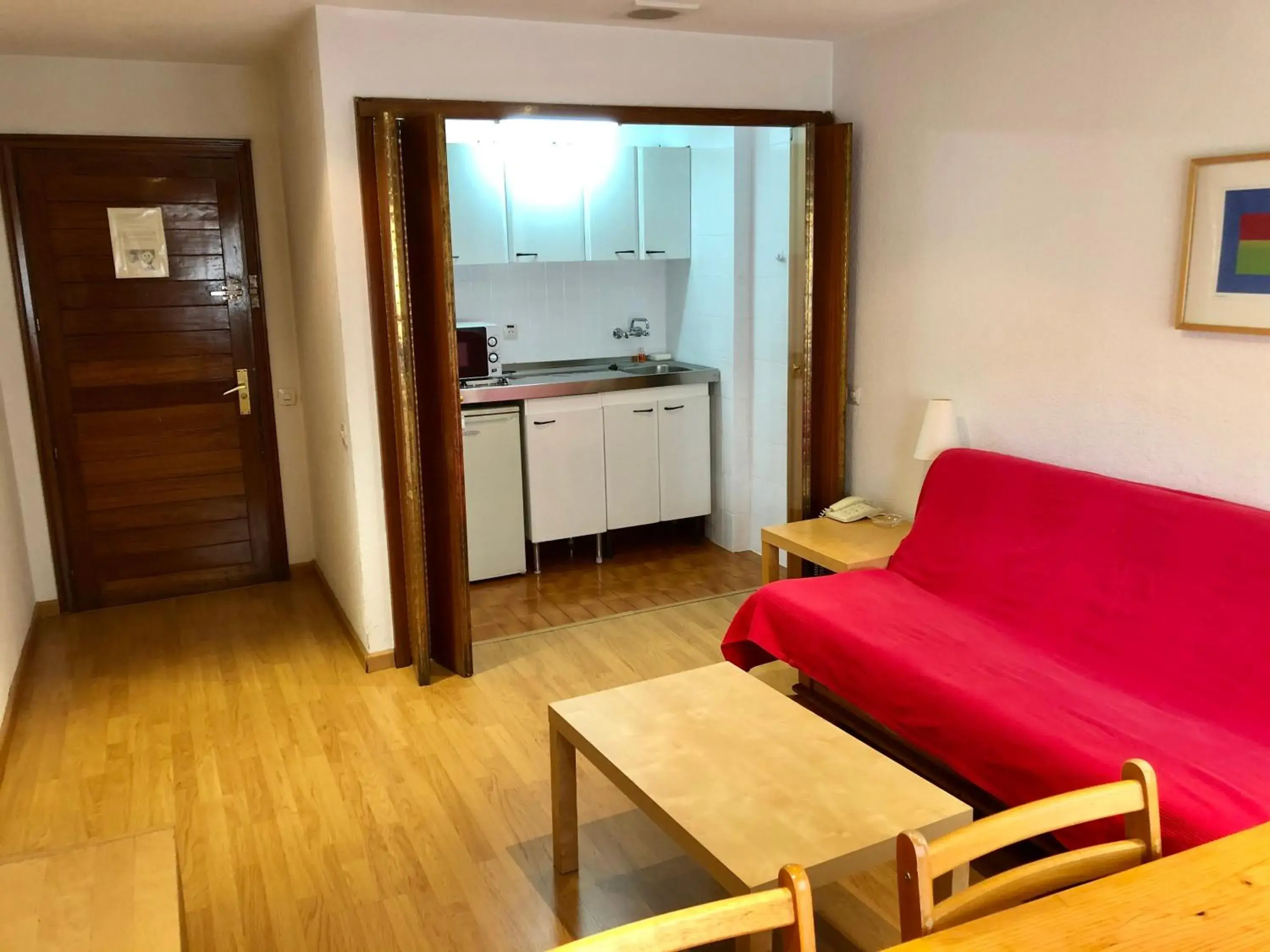 Kitchen or kitchenette, Seating Area in Apartamentos Goya 75