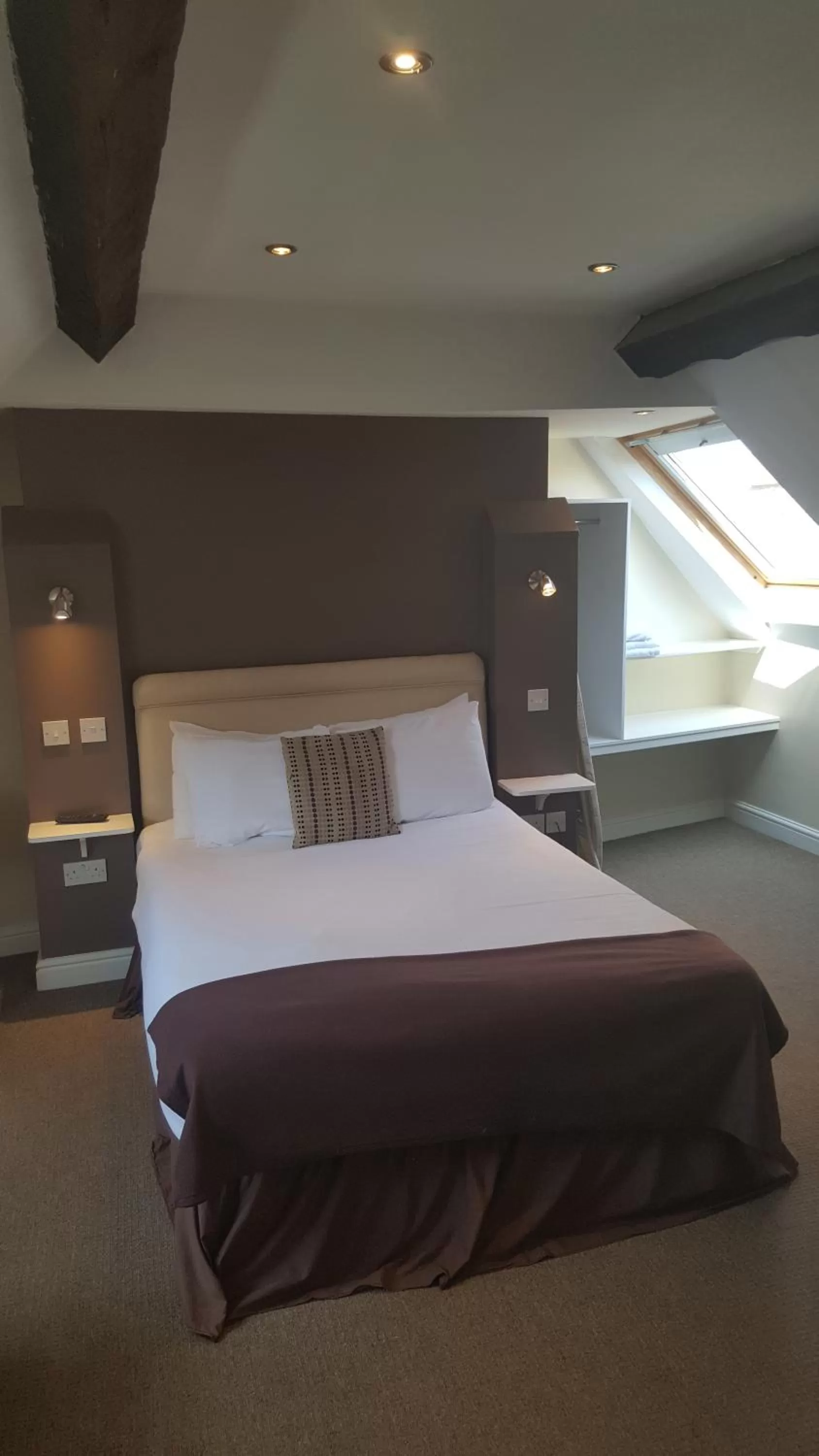 Day, Bed in Beaumond Cross Inn