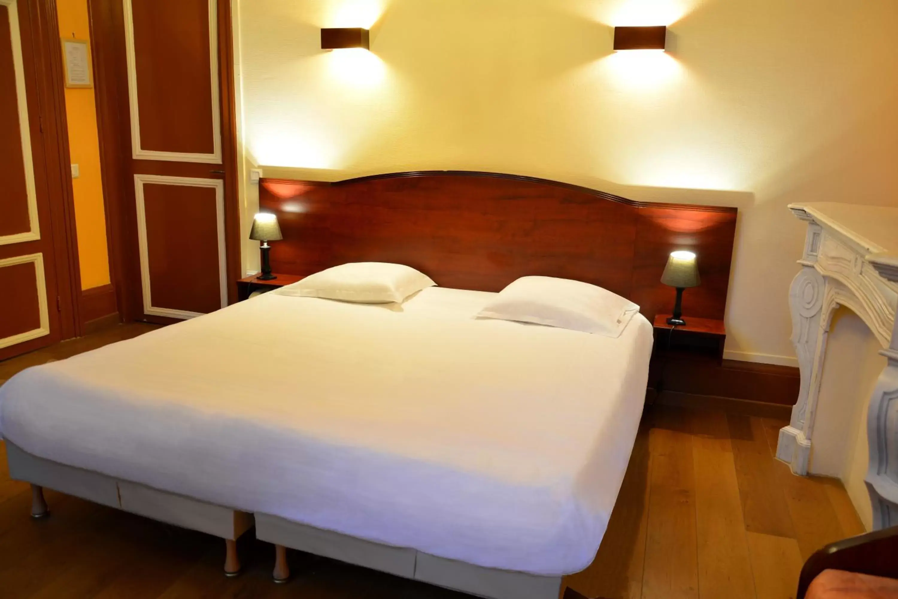 Bedroom, Bed in Brit Hotel Notre Dame