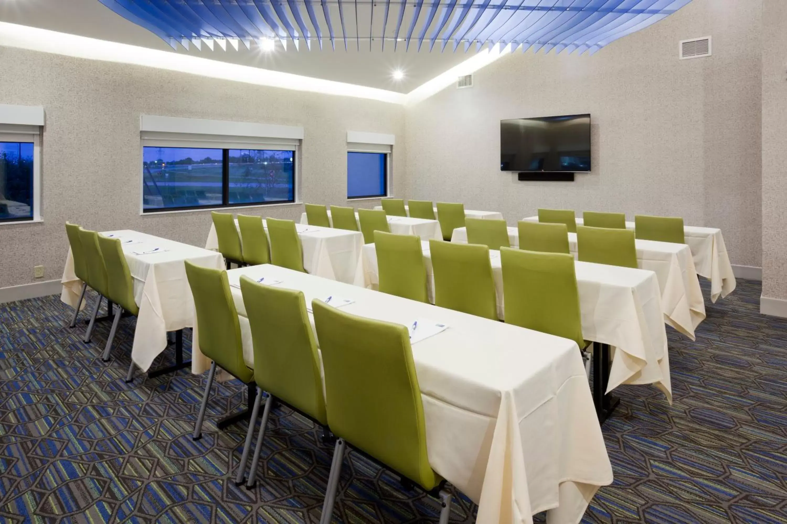 Meeting/conference room in Holiday Inn Express Roseville-St. Paul, an IHG Hotel