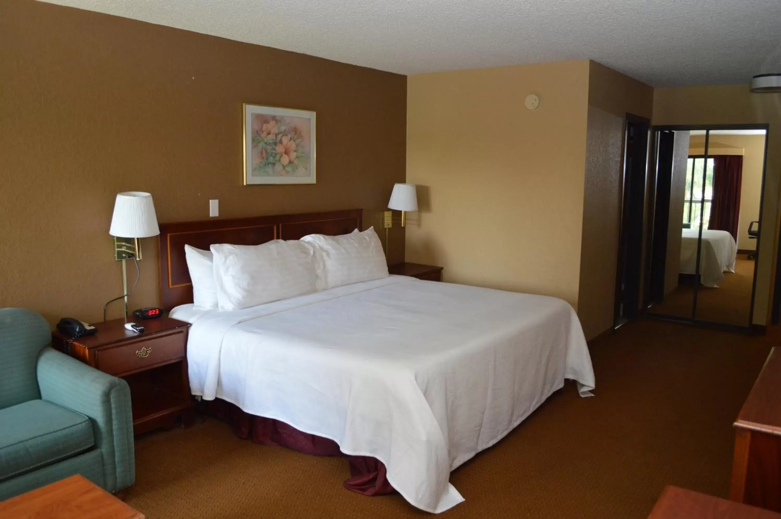 Photo of the whole room, Bed in Ontario Airport Inn