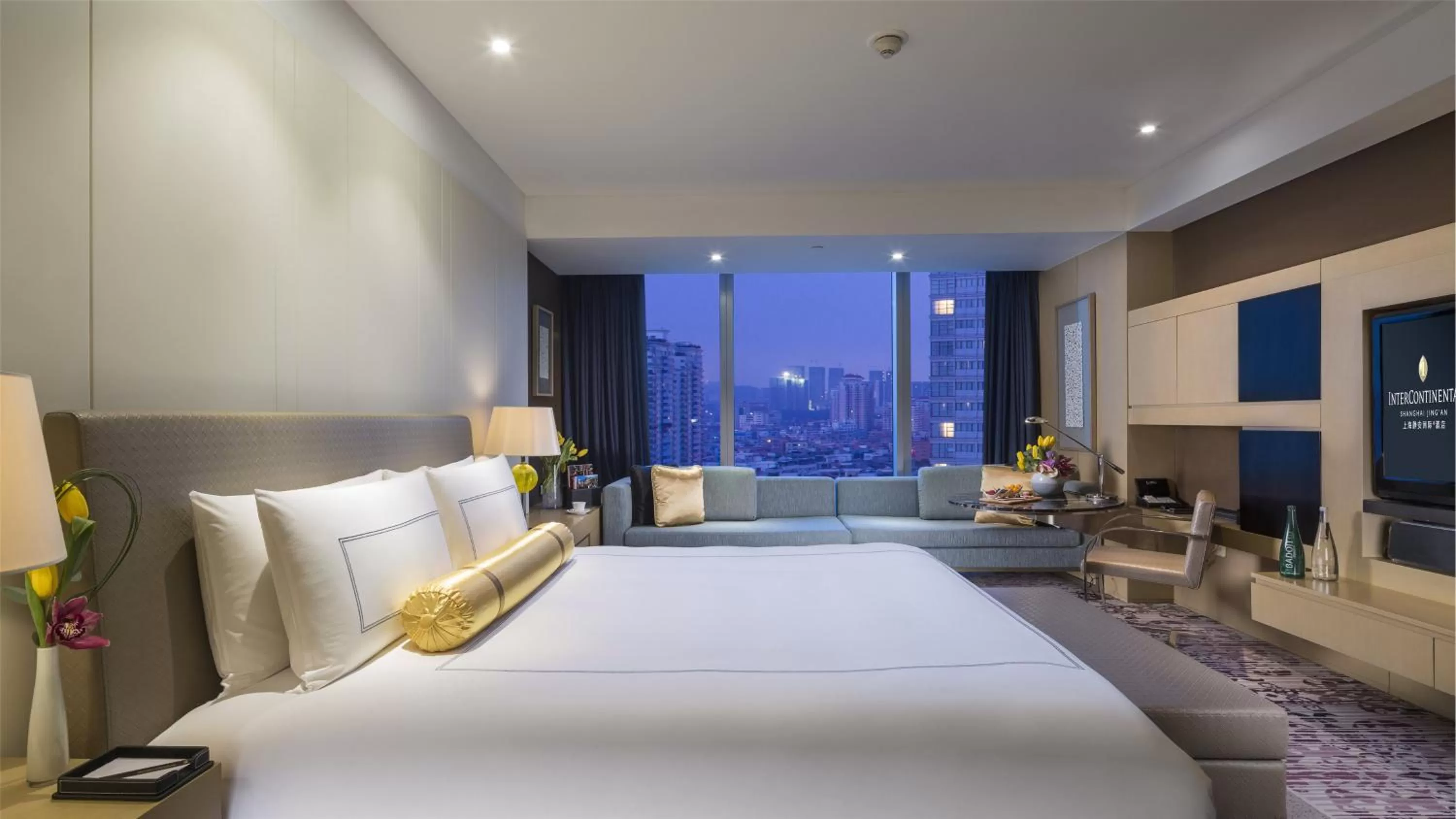 Photo of the whole room, Bed in InterContinental Shanghai Jing' An by IHG