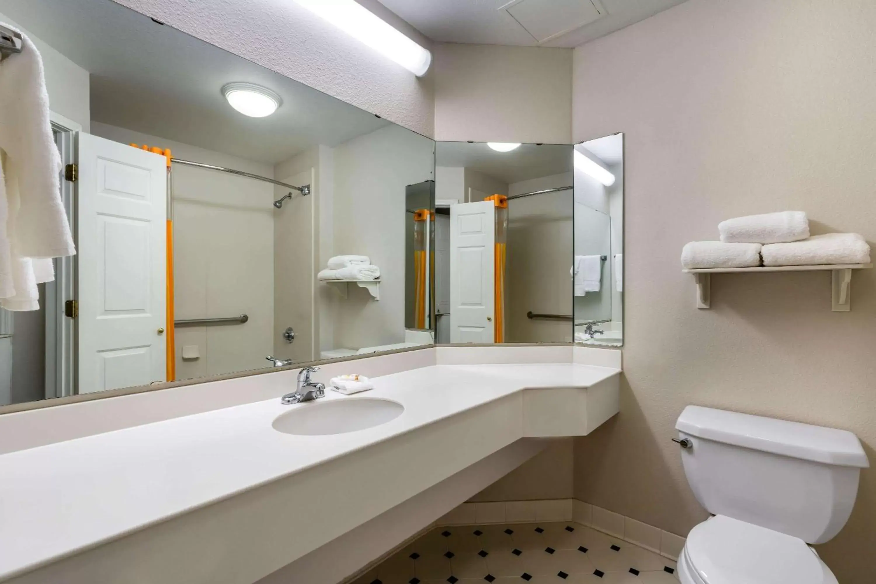 Bathroom in La Quinta by Wyndham Phoenix West Peoria