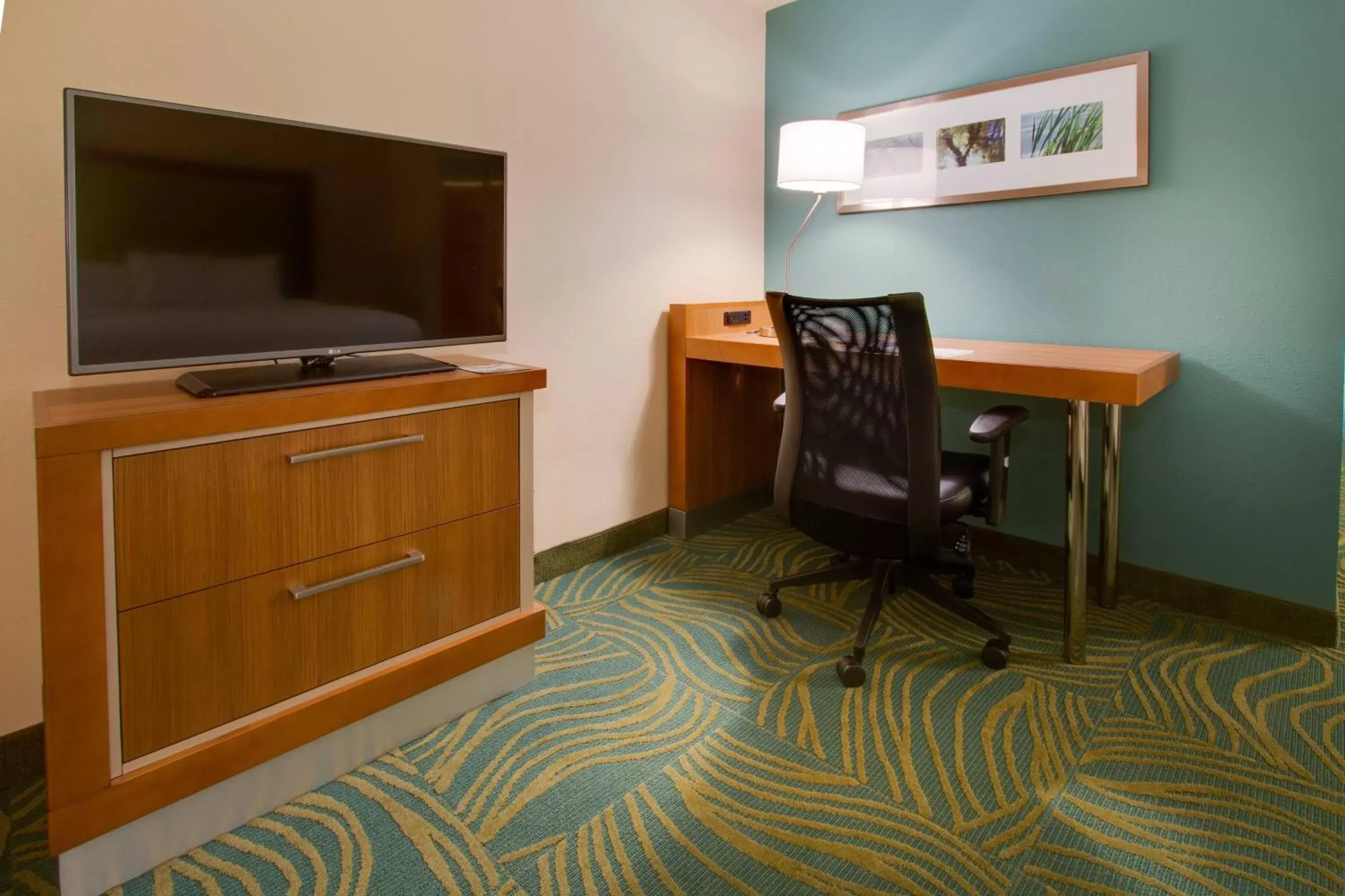 Bedroom, TV/Entertainment Center in SpringHill Suites by Marriott Orlando Lake Buena Vista South