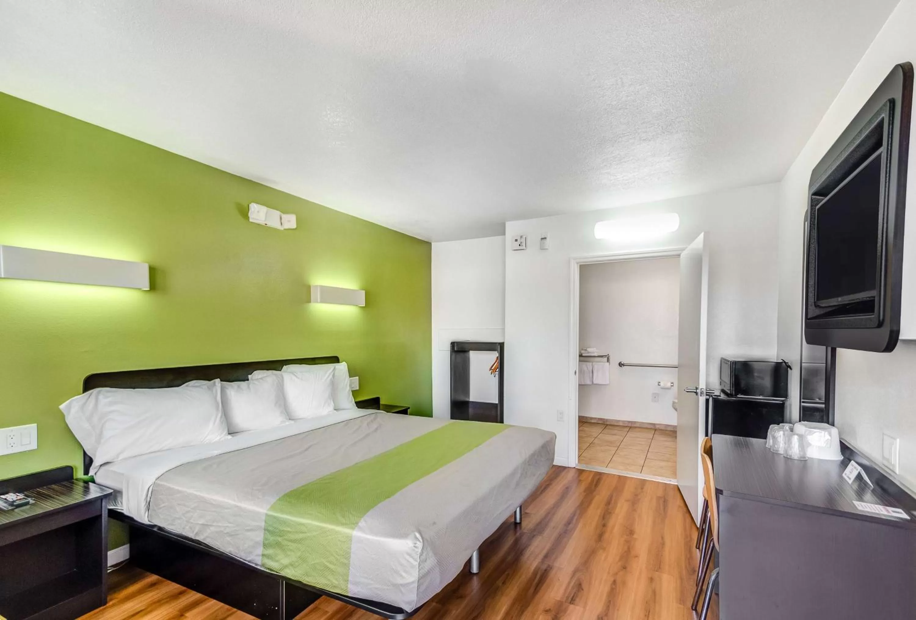 TV and multimedia, Bed in Motel 6-Visalia, CA