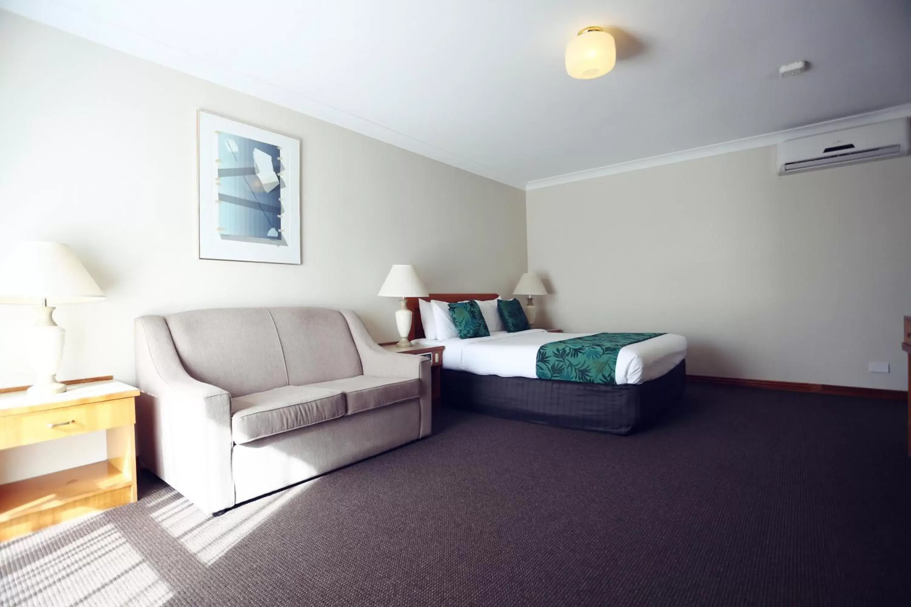 Bed, Room Photo in Cascades Motor Inn