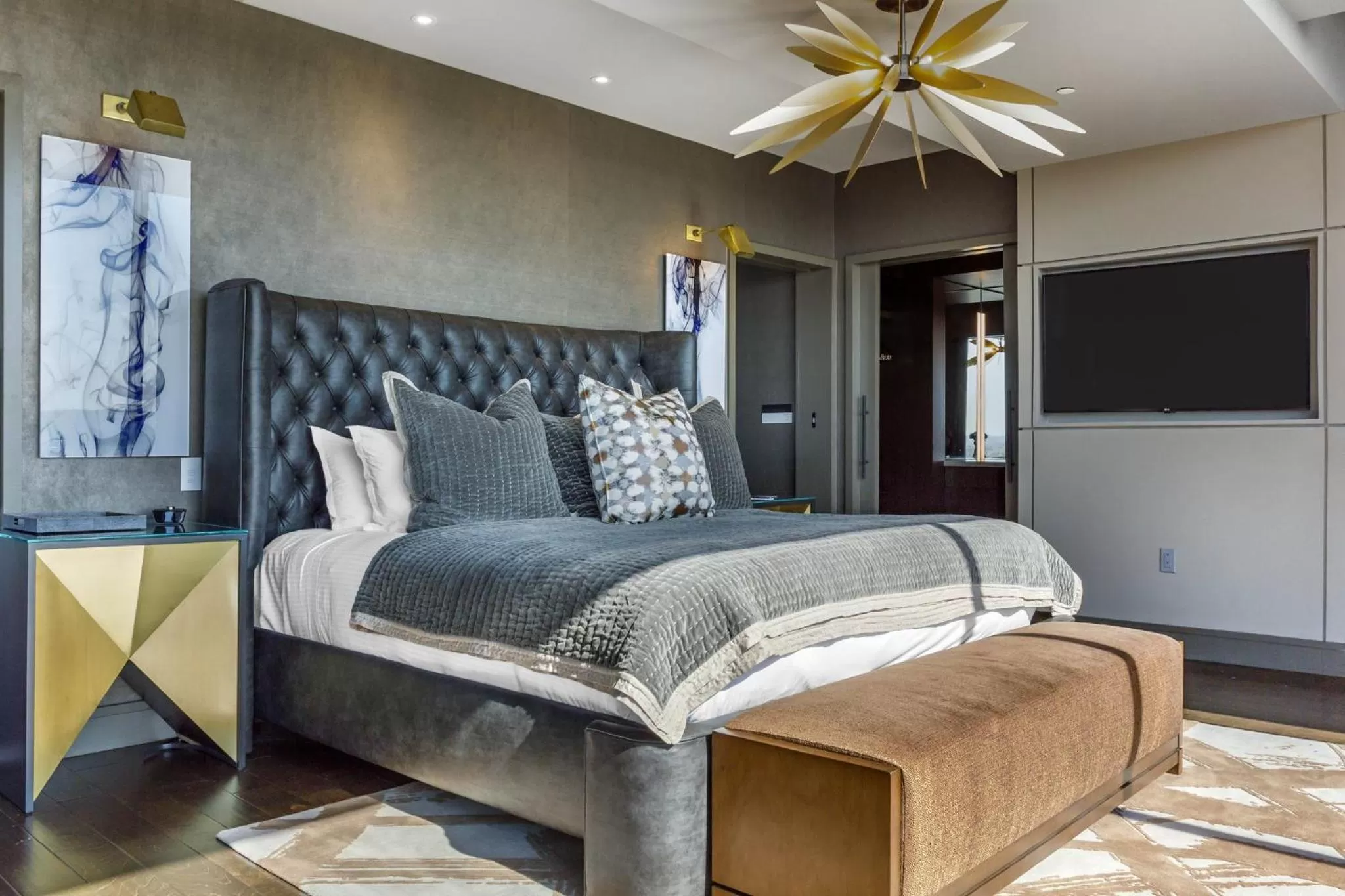 Photo of the whole room, Bed in Omni Louisville Hotel