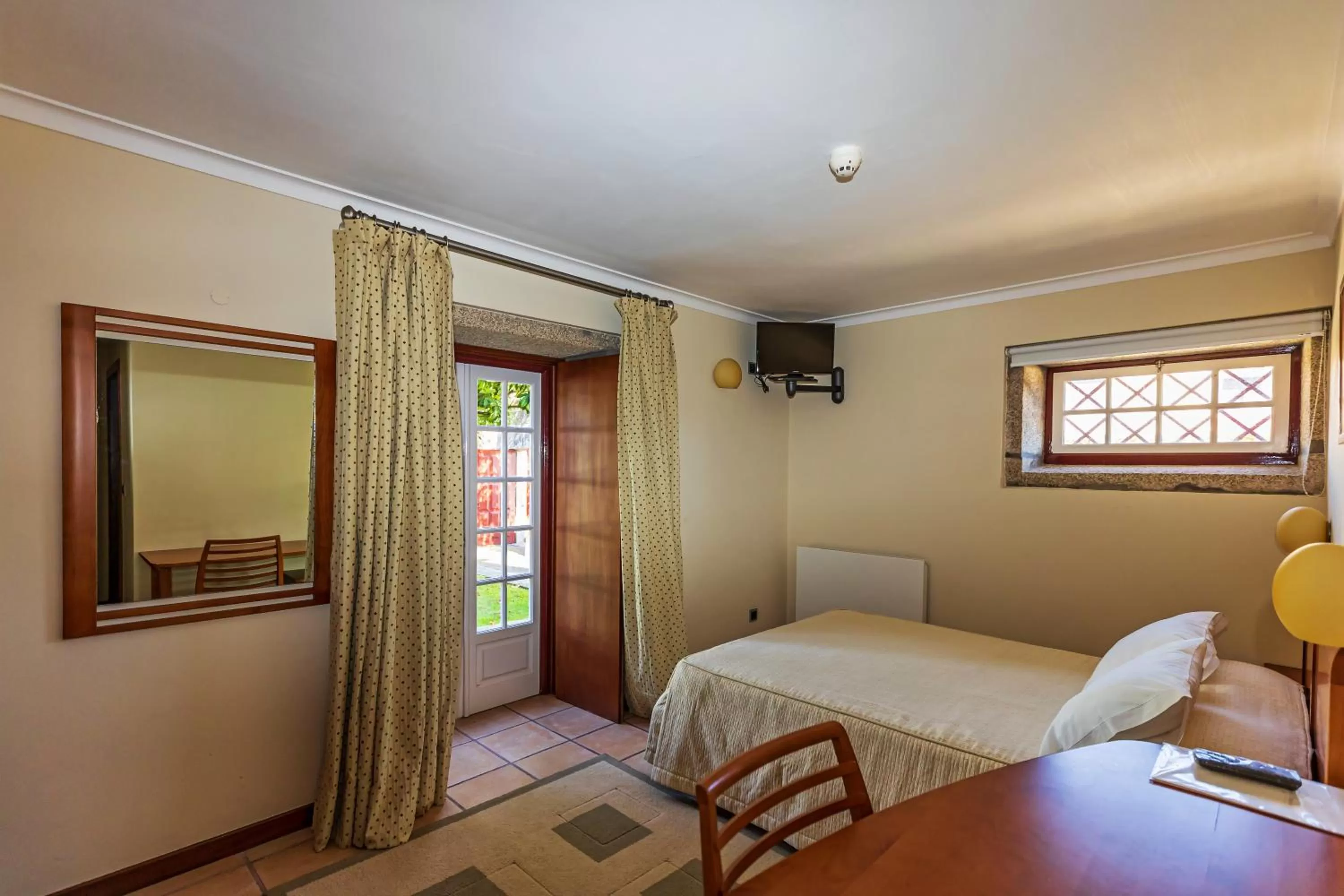 Seating area, Bed in Hotel Rural Quinta de Sao Sebastiao