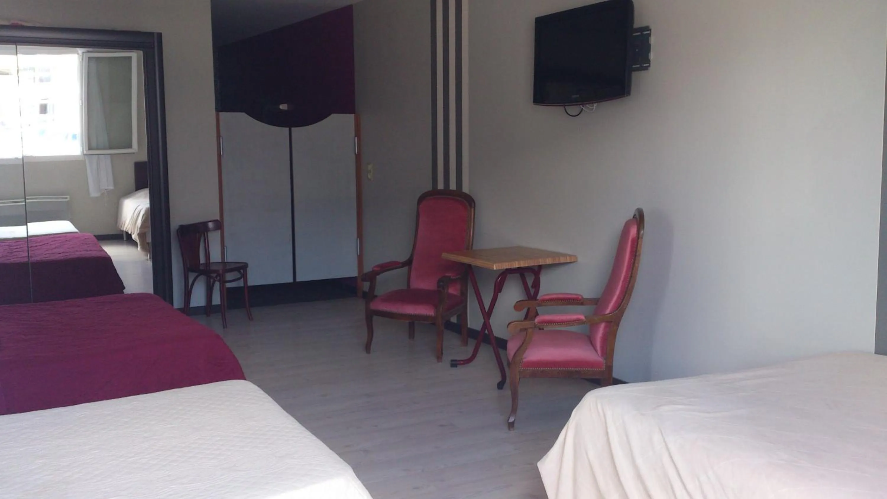 Seating area, Bed in Hotel Moderne