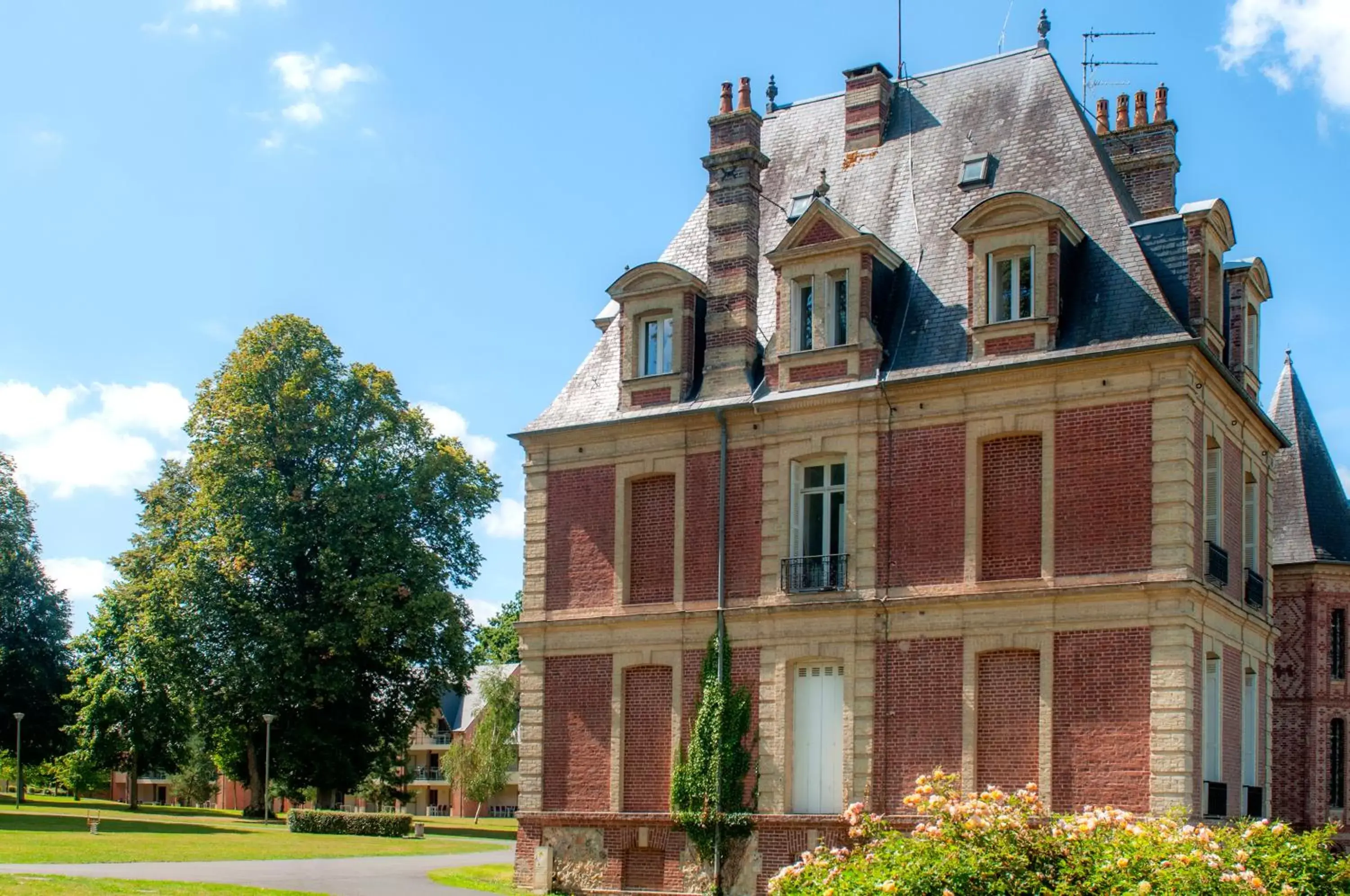 Garden, Property Building in Goélia Résidence Du Parc