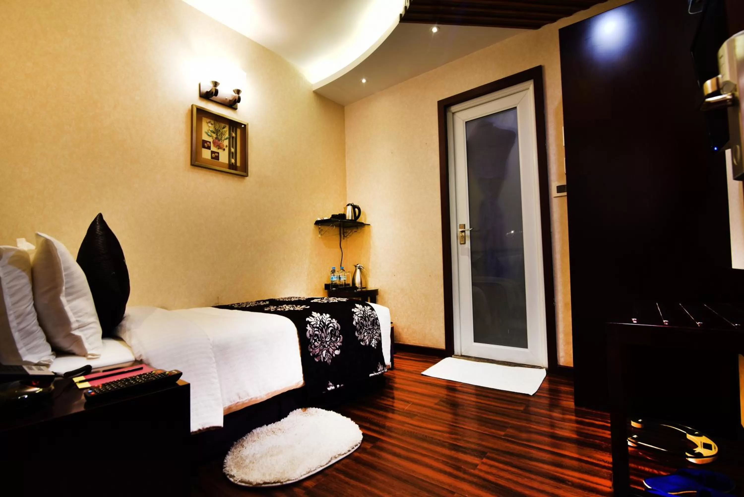 Photo of the whole room in Hotel Kama International