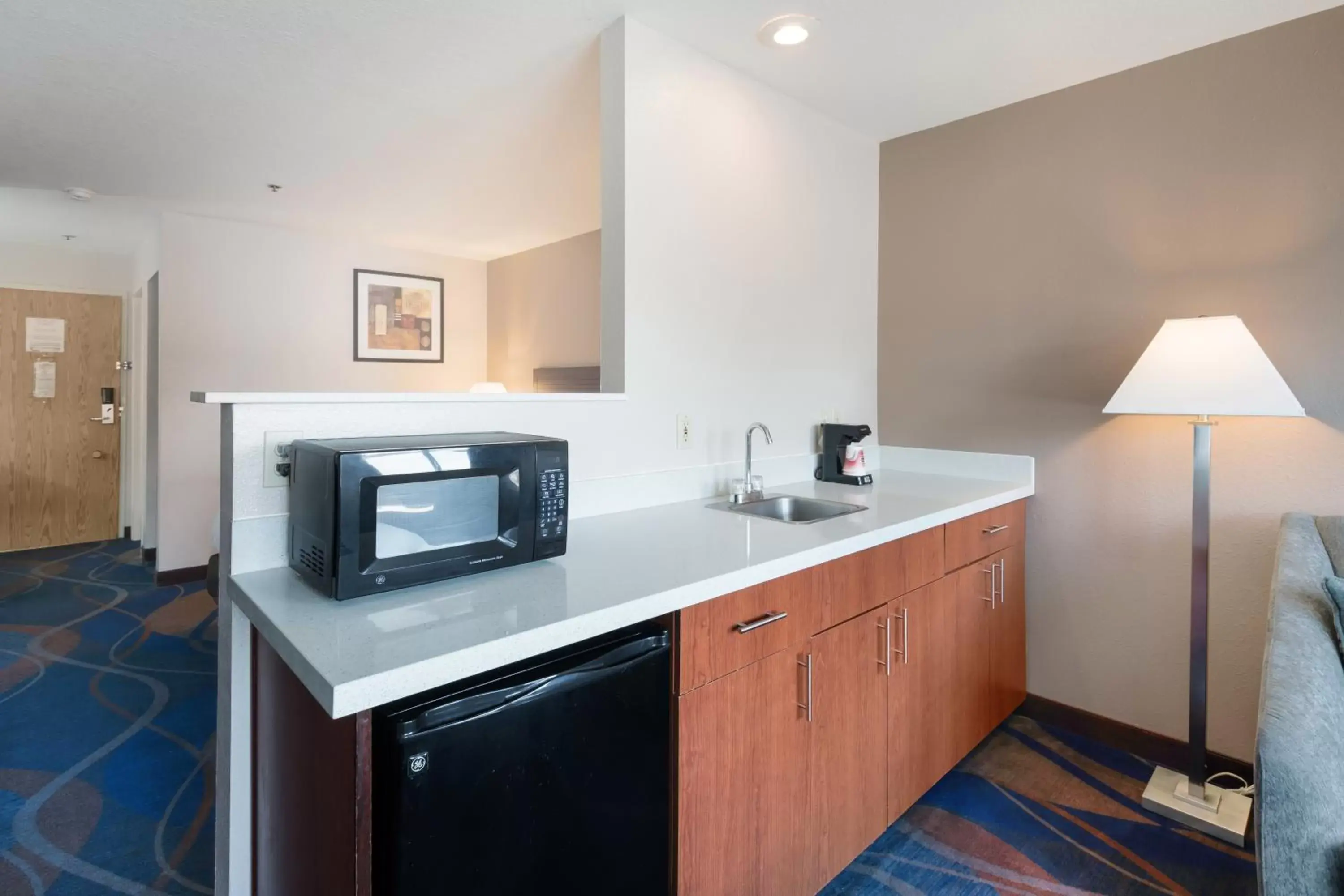 Kitchen/Kitchenette in Red Lion Inn & Suites Kennewick Tri-Cities