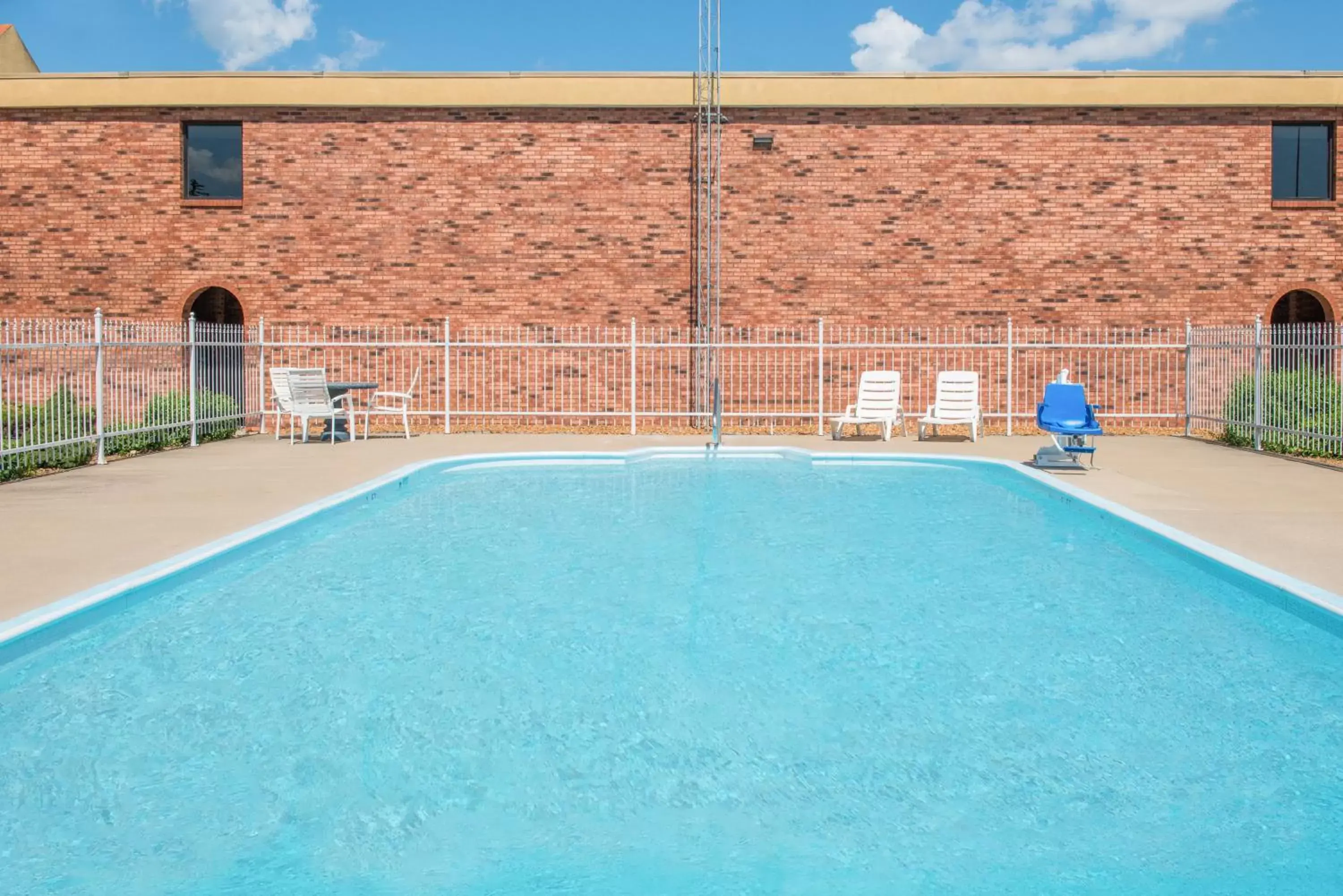 Swimming pool in Days Inn by Wyndham Calvert City - Paducah East Swimming pool in Days Inn by Wyndham Calvert City - Paducah East